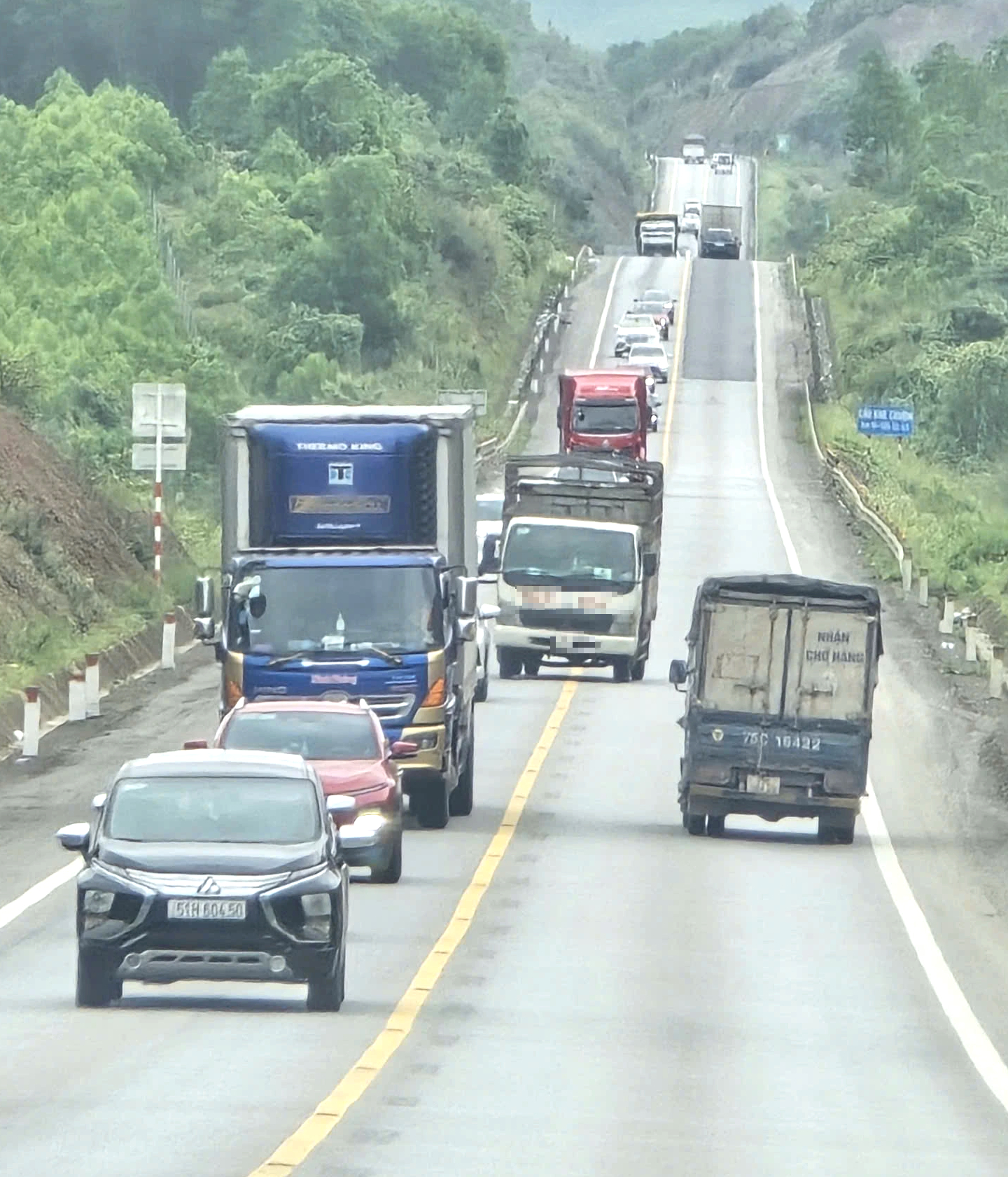 Ngao ngán cảnh xe lấn làn, vượt ẩu trên cao tốc Cam Lộ - La Sơn- Ảnh 7. Ngao ngán cảnh xe lấn làn, vượt ẩu trên cao tốc Cam Lộ - La Sơn- Ảnh 7.