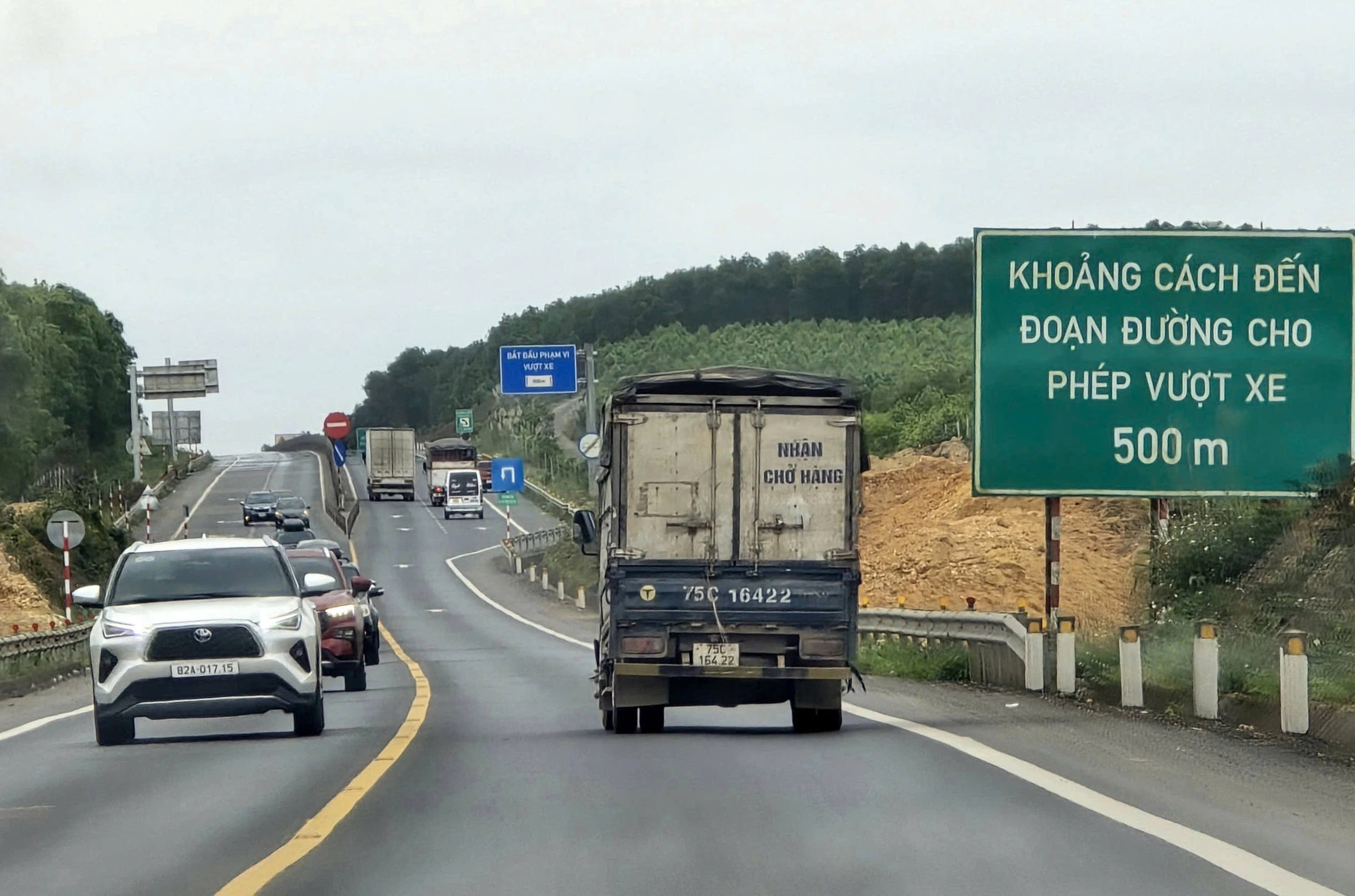 Ngao ngán cảnh xe lấn làn, vượt ẩu trên cao tốc Cam Lộ - La Sơn- Ảnh 3. Ngao ngán cảnh xe lấn làn, vượt ẩu trên cao tốc Cam Lộ - La Sơn- Ảnh 3.