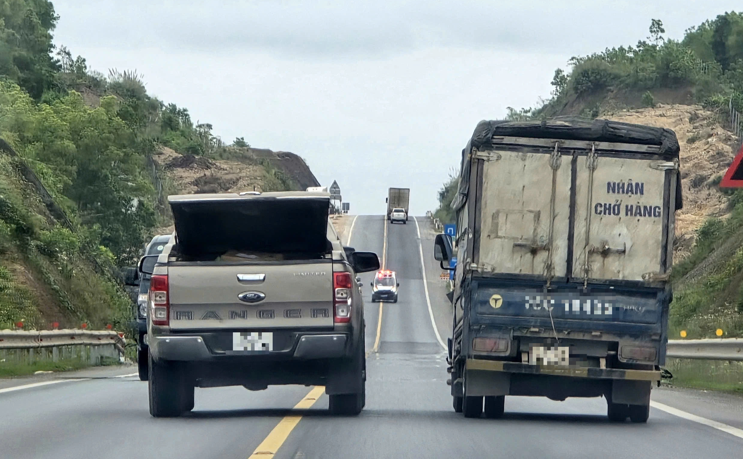 Ngao ngán cảnh xe lấn làn, vượt ẩu trên cao tốc Cam Lộ - La Sơn- Ảnh 5. Ngao ngán cảnh xe lấn làn, vượt ẩu trên cao tốc Cam Lộ - La Sơn- Ảnh 5.