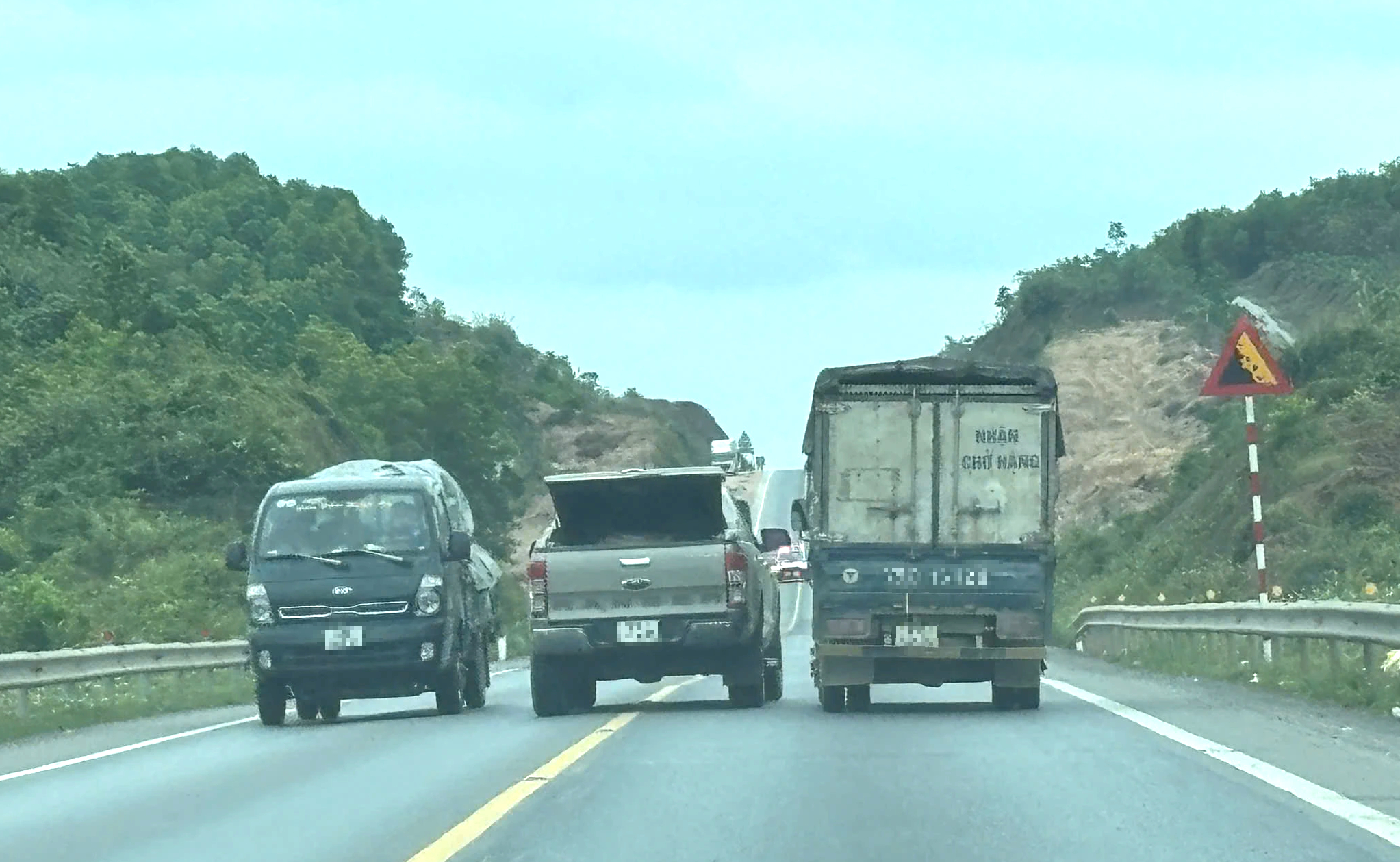 Ngao ngán cảnh xe lấn làn, vượt ẩu trên cao tốc Cam Lộ - La Sơn- Ảnh 2. Ngao ngán cảnh xe lấn làn, vượt ẩu trên cao tốc Cam Lộ - La Sơn- Ảnh 2.