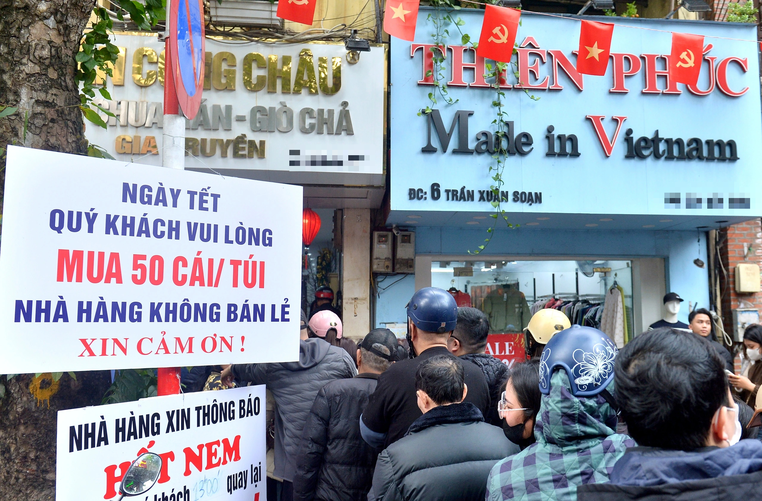 Người d&acirc;n xếp h&agrave;ng d&agrave;i cả trăm m&eacute;t mua nem chua ở H&agrave; Nội- Ảnh 4.