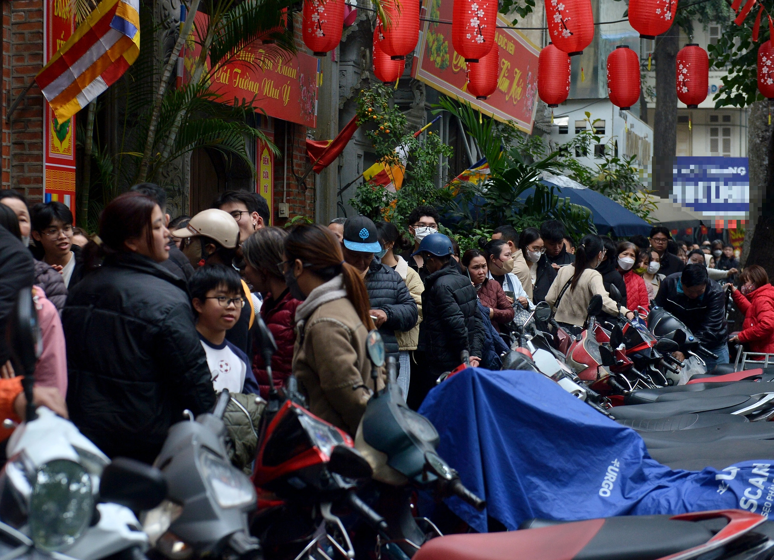 Người d&acirc;n xếp h&agrave;ng d&agrave;i cả trăm m&eacute;t mua nem chua ở H&agrave; Nội- Ảnh 2.