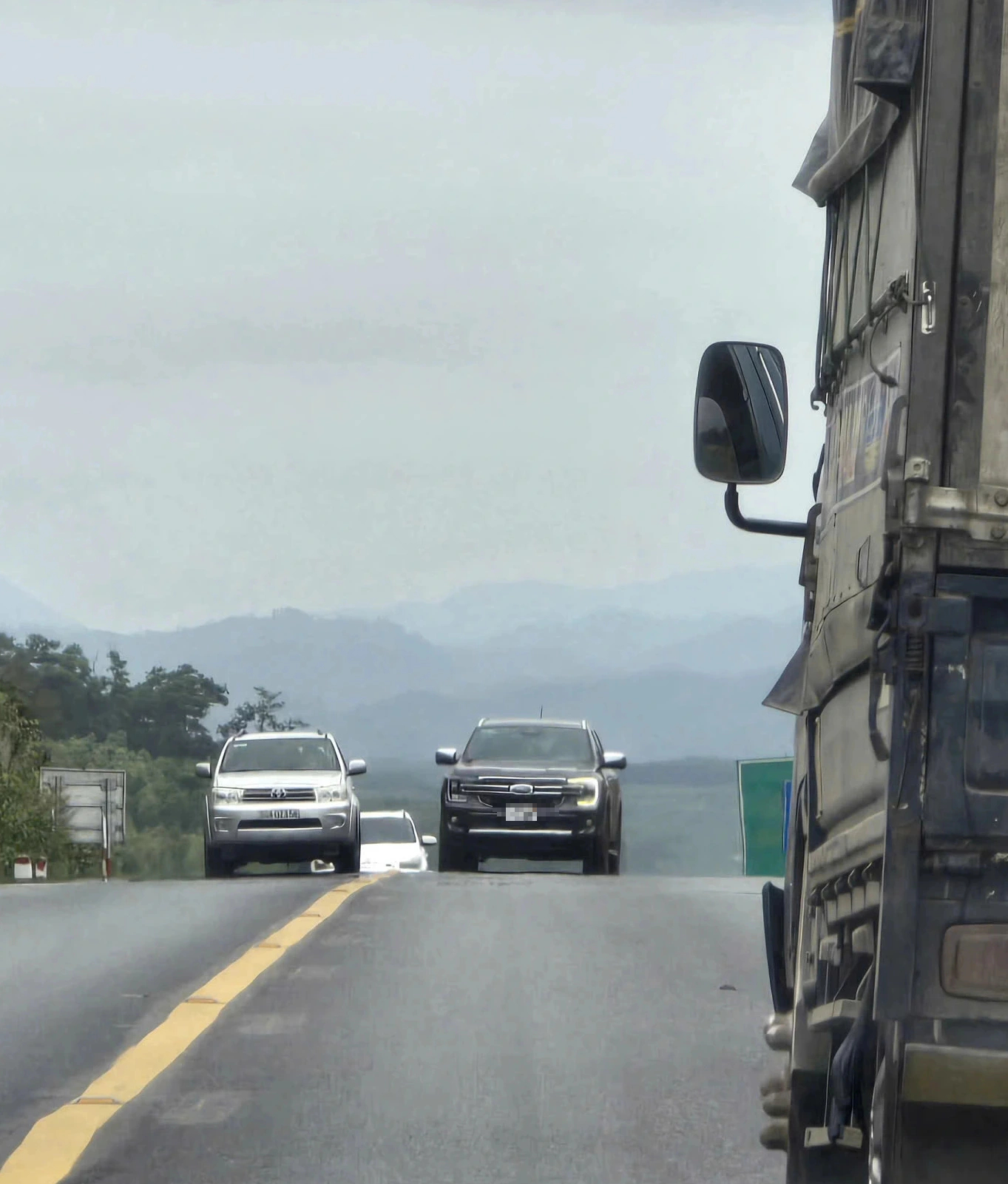 Ngao ngán cảnh xe lấn làn, vượt ẩu trên cao tốc Cam Lộ - La Sơn- Ảnh 6. Ngao ngán cảnh xe lấn làn, vượt ẩu trên cao tốc Cam Lộ - La Sơn- Ảnh 6.