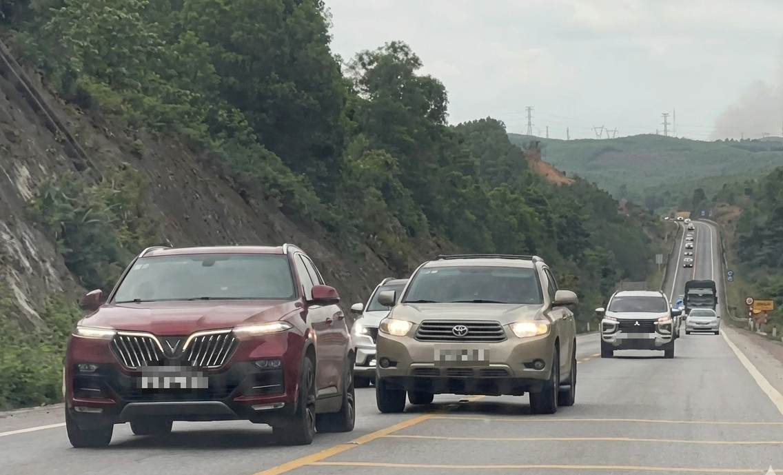 Ngao ngán cảnh xe lấn làn, vượt ẩu trên cao tốc Cam Lộ - La Sơn- Ảnh 1. Ngao ngán cảnh xe lấn làn, vượt ẩu trên cao tốc Cam Lộ - La Sơn- Ảnh 1.