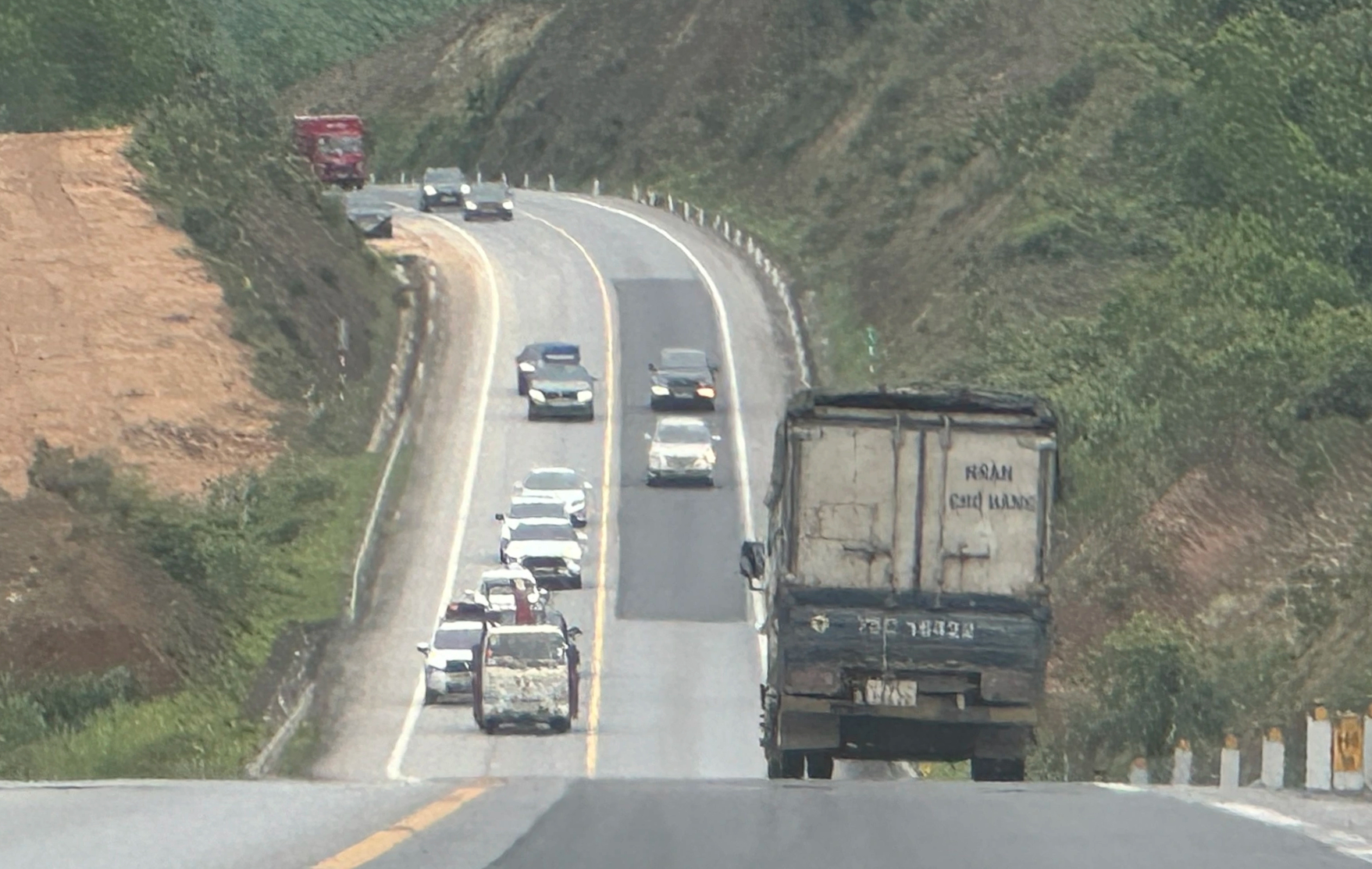 Ngao ngán cảnh xe lấn làn, vượt ẩu trên cao tốc Cam Lộ - La Sơn- Ảnh 4. Ngao ngán cảnh xe lấn làn, vượt ẩu trên cao tốc Cam Lộ - La Sơn- Ảnh 4.