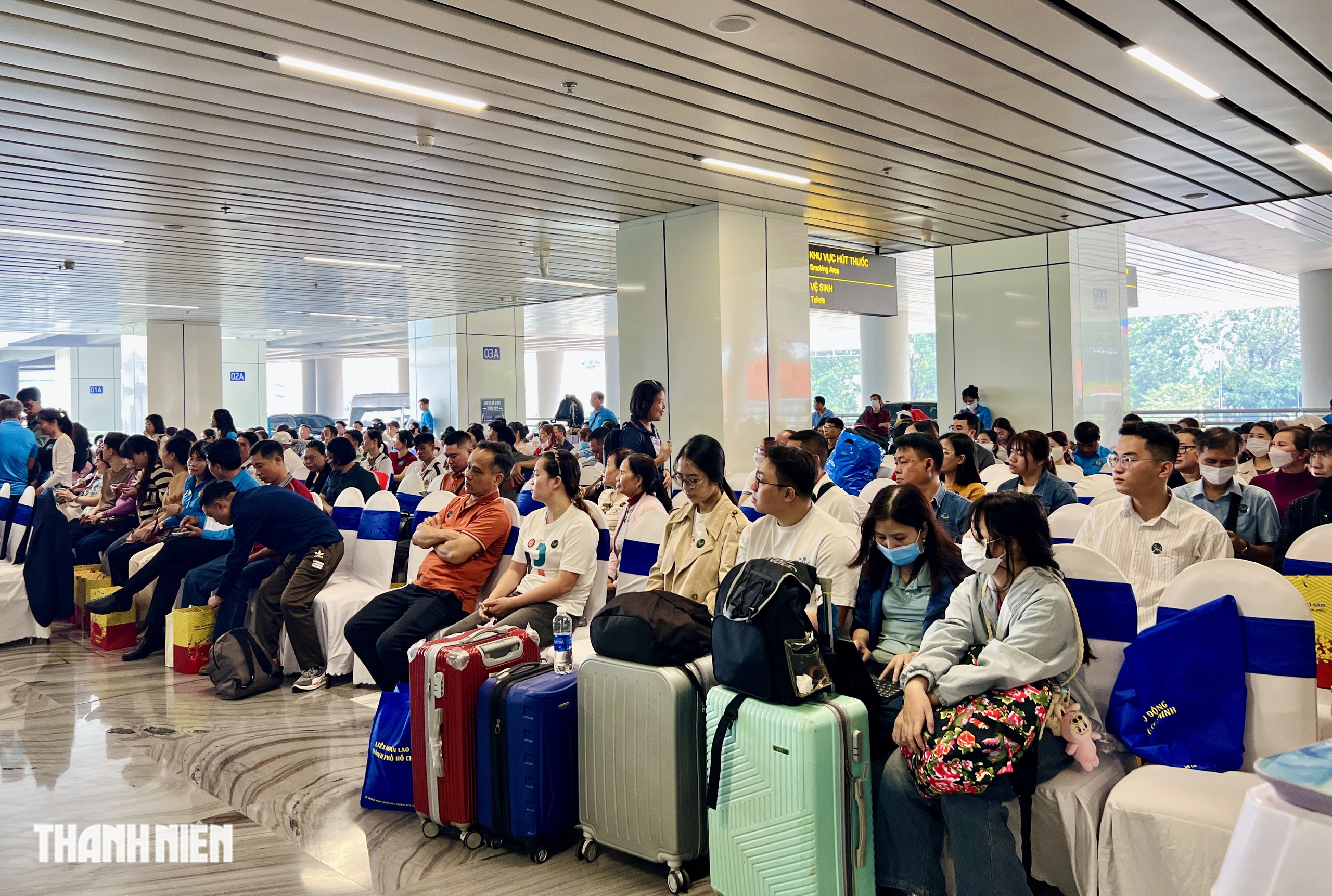 Cảnh x&uacute;c động trước giờ l&ecirc;n chuyến bay miễn ph&iacute; về qu&ecirc; ăn tết 2026- Ảnh 1.