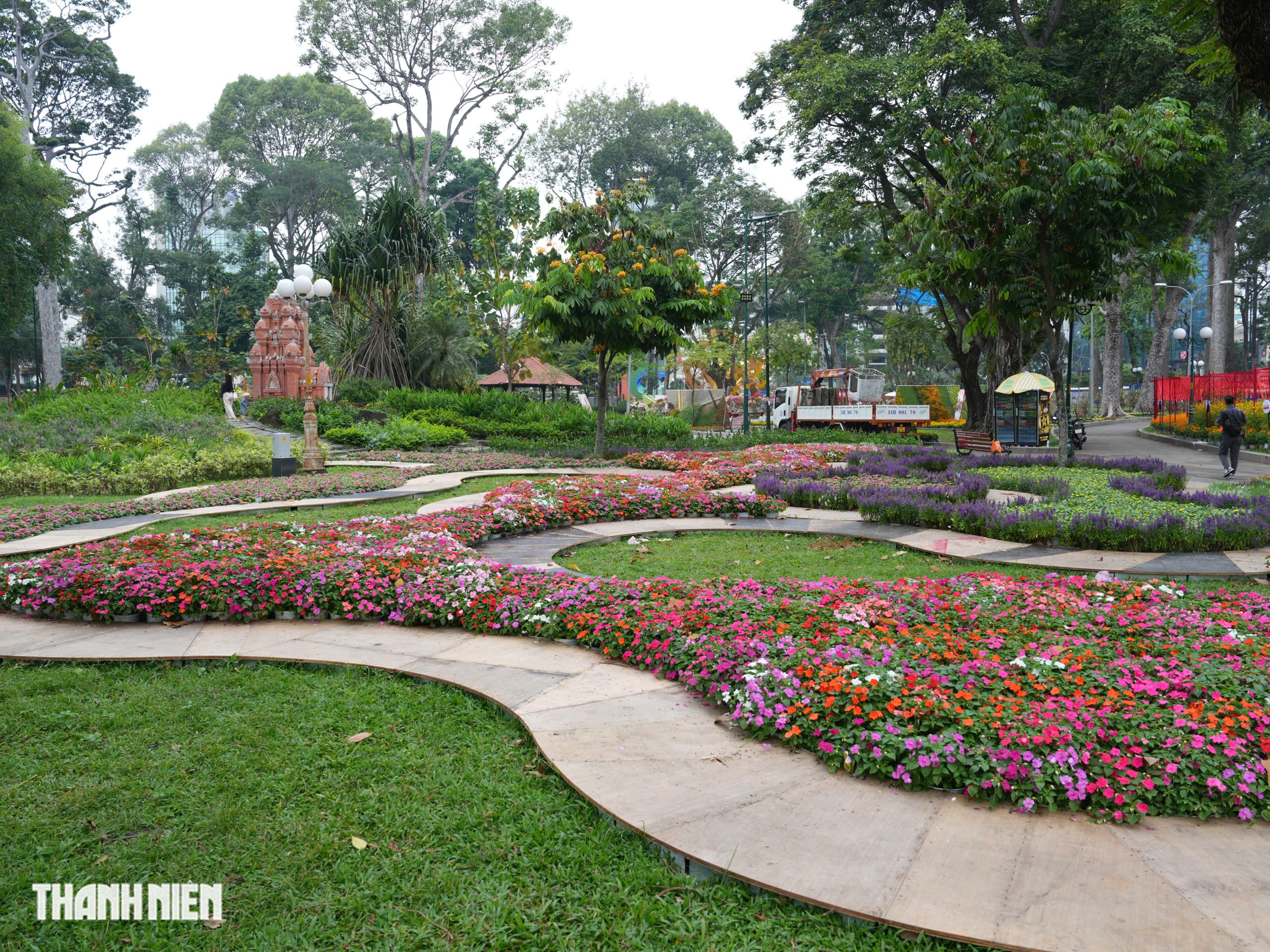 To&agrave;n cảnh Hội hoa xu&acirc;n ở trung t&acirc;m TP.HCM trước giờ khai mạc: B&ecirc;n trong c&oacute; g&igrave;?  - Ảnh 7.