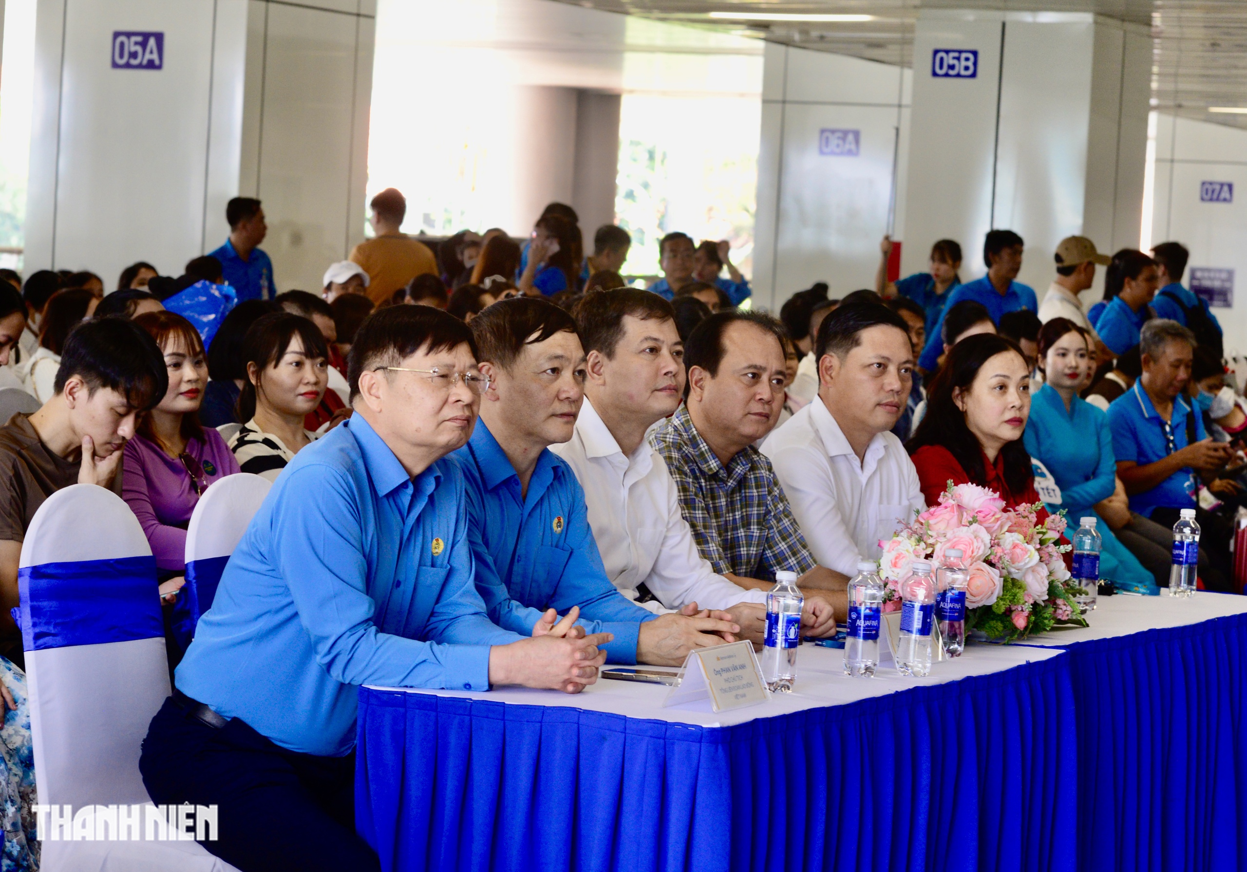 Cảnh x&uacute;c động trước giờ l&ecirc;n chuyến bay miễn ph&iacute; về qu&ecirc; ăn tết 2026- Ảnh 2.