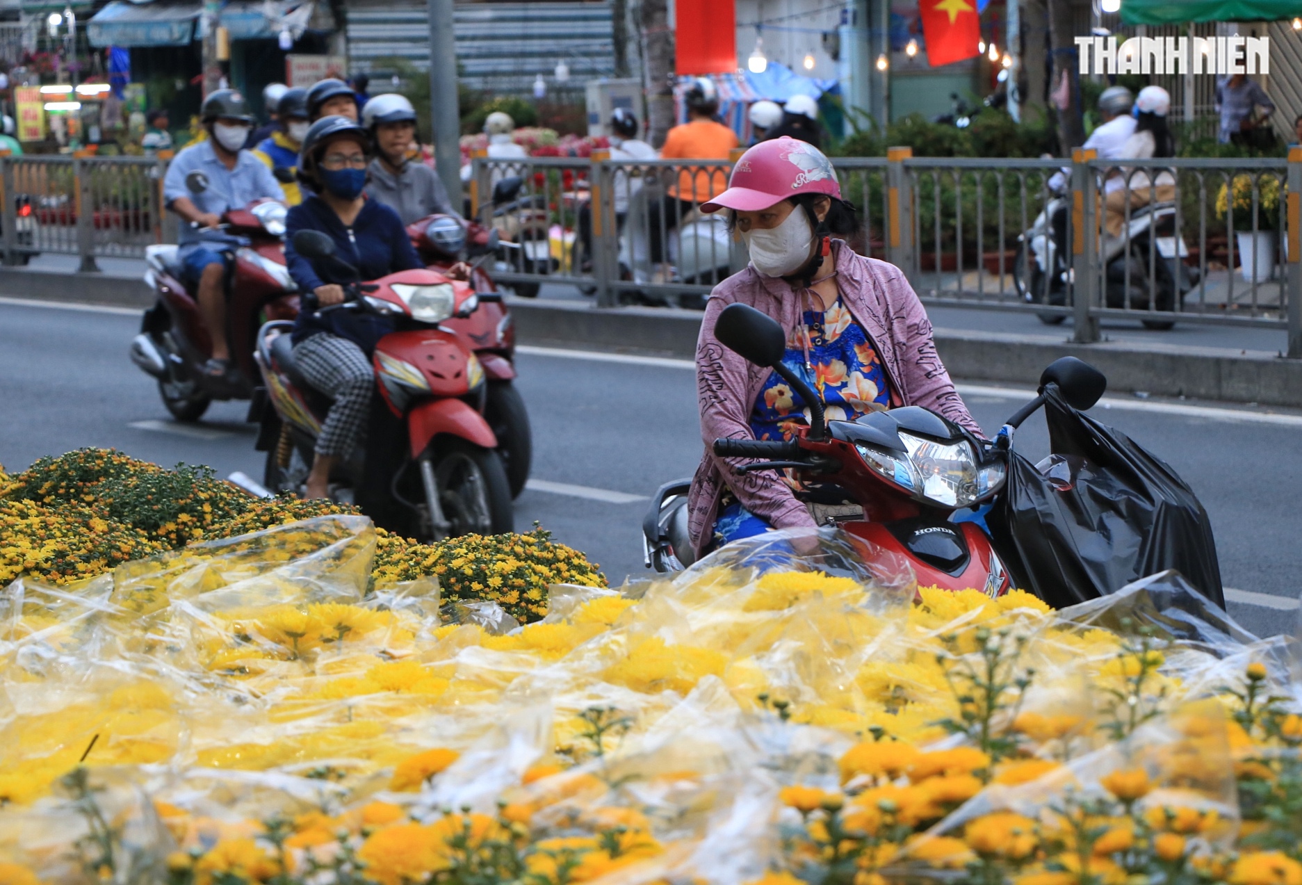 Bất ngờ hoa tết ở TP.HCM: Nh&agrave; vườn gặp kh&aacute;ch sộp liền&hellip; l&igrave; x&igrave; ngược lại kh&aacute;ch - Ảnh 8.
