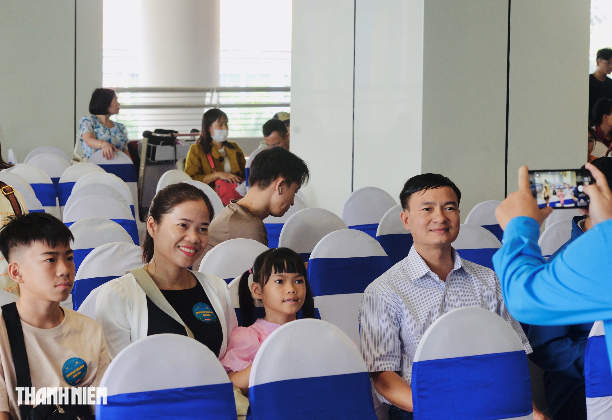 Cảnh x&uacute;c động trước giờ l&ecirc;n chuyến bay miễn ph&iacute; về qu&ecirc; ăn tết 2026- Ảnh 3.