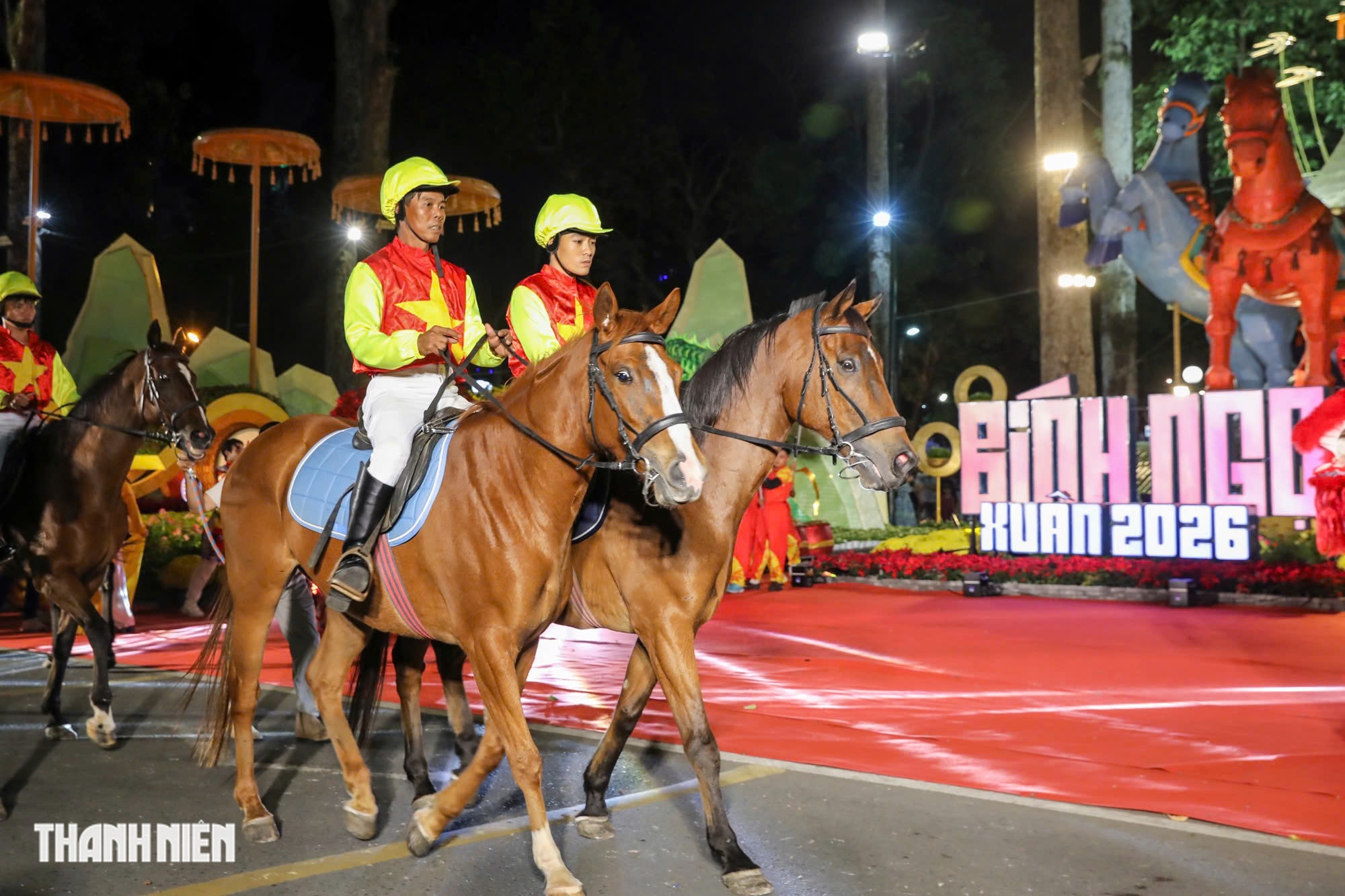Những ch&uacute; ngựa đua ở L&acirc;m Đồng diễu h&agrave;nh trong đ&ecirc;m khai mạc Hội hoa xu&acirc;n TP.HCM - Ảnh 1.