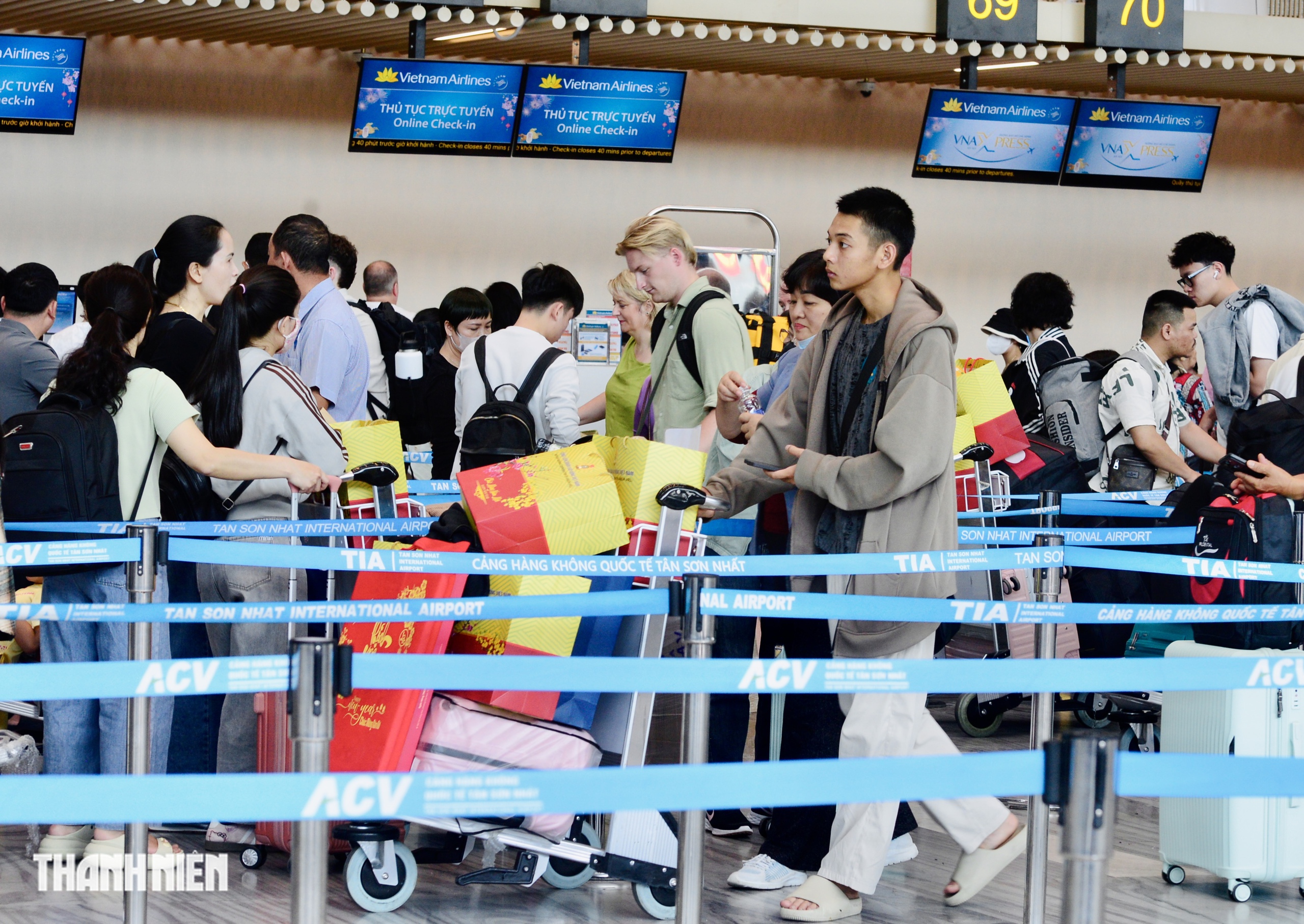 Cảnh x&uacute;c động trước giờ l&ecirc;n chuyến bay miễn ph&iacute; về qu&ecirc; ăn tết 2026- Ảnh 7.