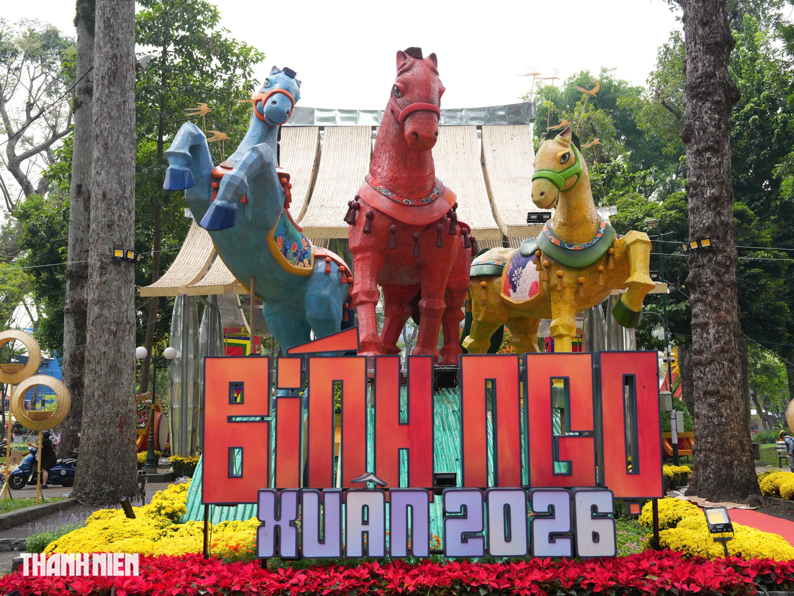 To&agrave;n cảnh Hội hoa xu&acirc;n ở trung t&acirc;m TP.HCM trước giờ khai mạc: B&ecirc;n trong c&oacute; g&igrave;?  - Ảnh 2.