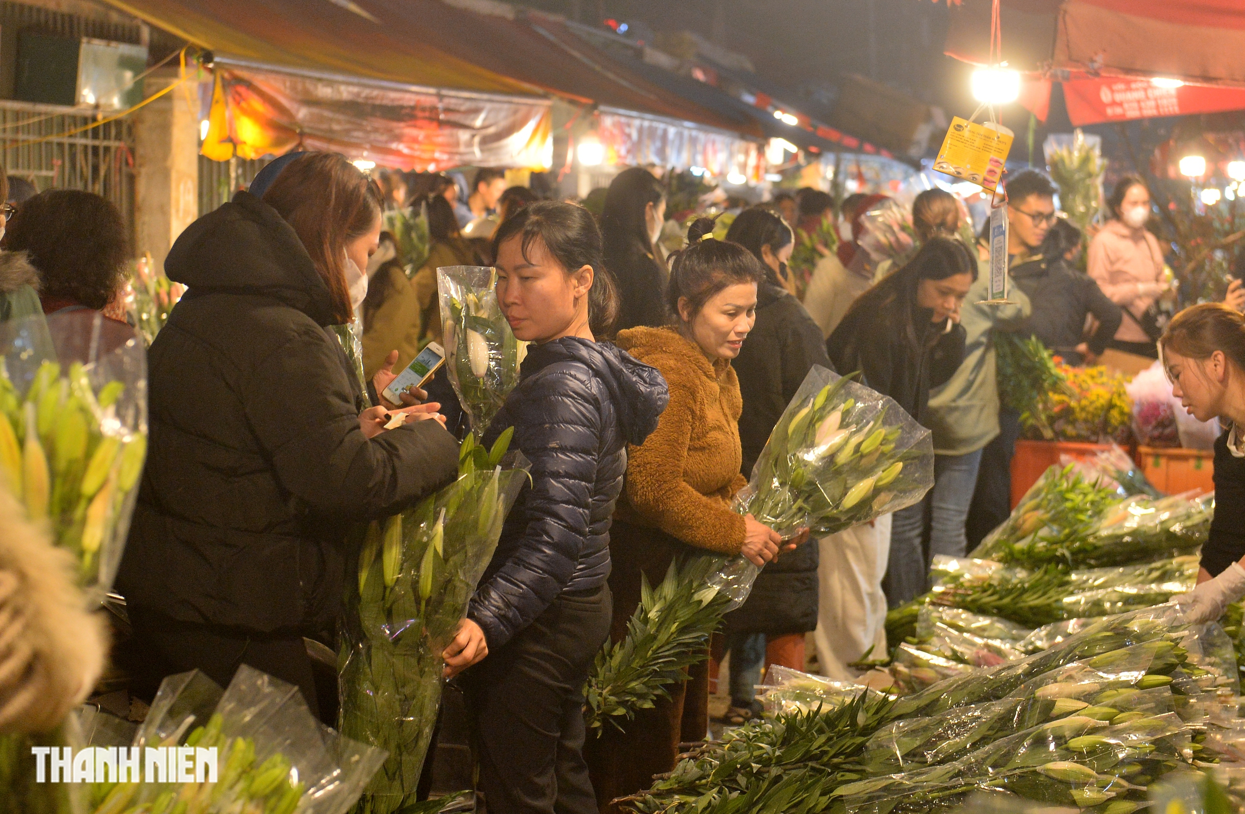 Hoa tươi tăng gi&aacute; gấp đ&ocirc;i, người d&acirc;n vẫn chen nhau mua tại chợ hoa lớn nhất H&agrave; Nội- Ảnh 5.