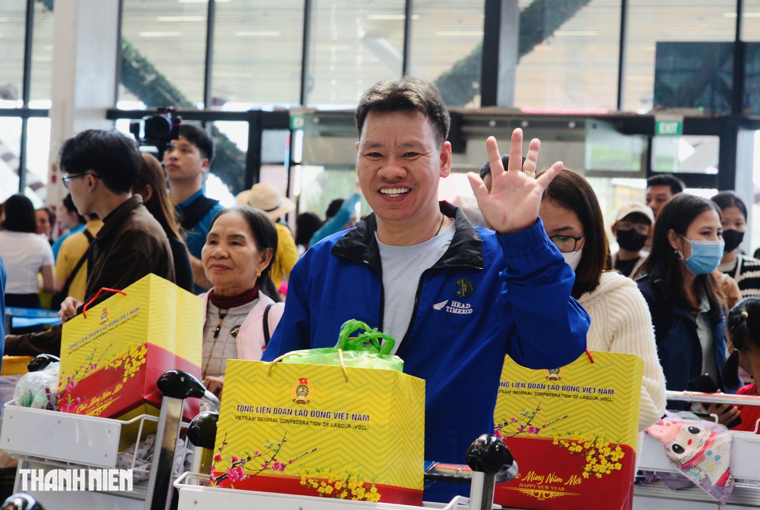 Cảnh x&uacute;c động trước giờ l&ecirc;n chuyến bay miễn ph&iacute; về qu&ecirc; ăn tết 2026- Ảnh 8.