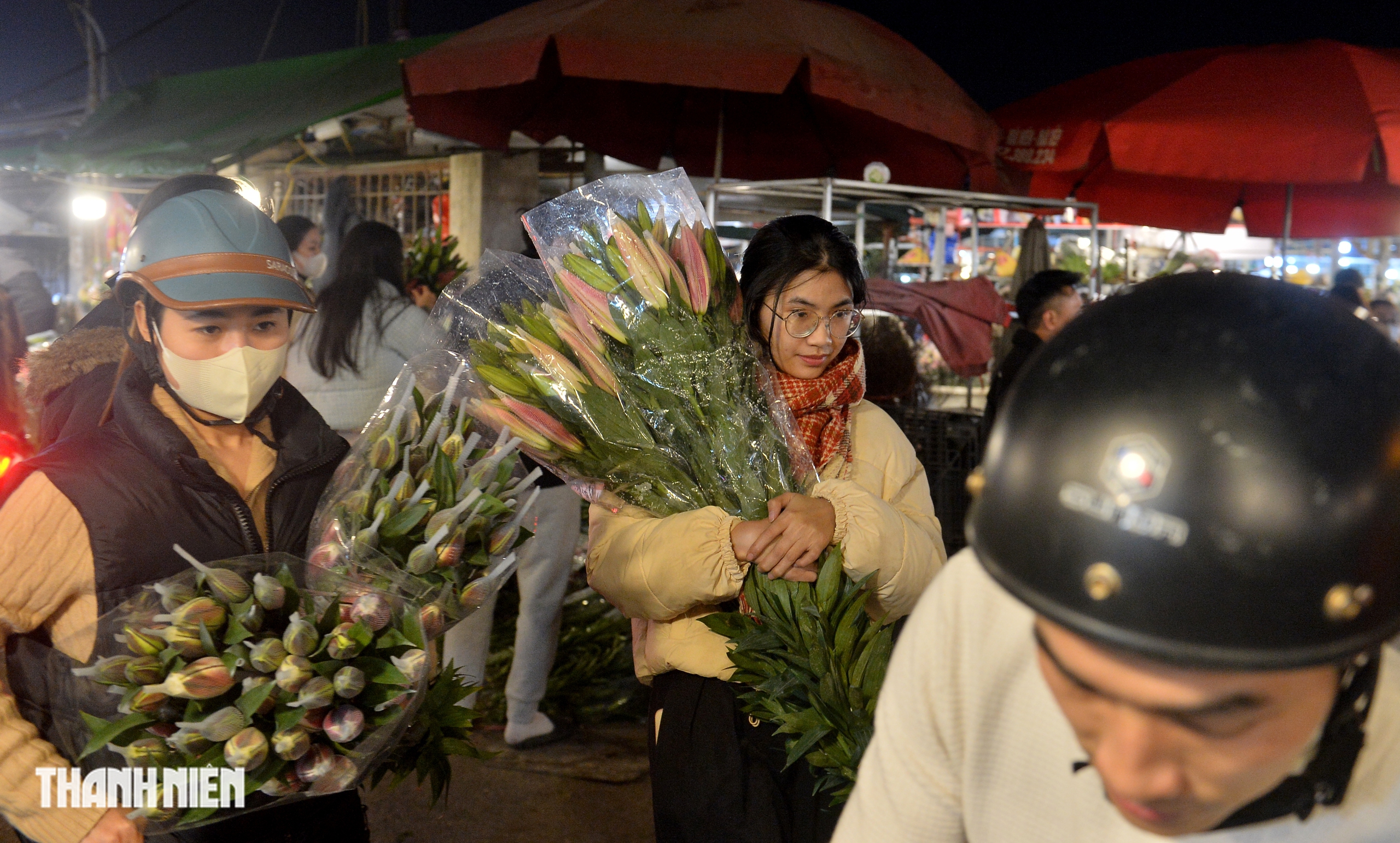 Hoa tươi tăng gi&aacute; gấp đ&ocirc;i, người d&acirc;n vẫn chen nhau mua tại chợ hoa lớn nhất H&agrave; Nội- Ảnh 7.