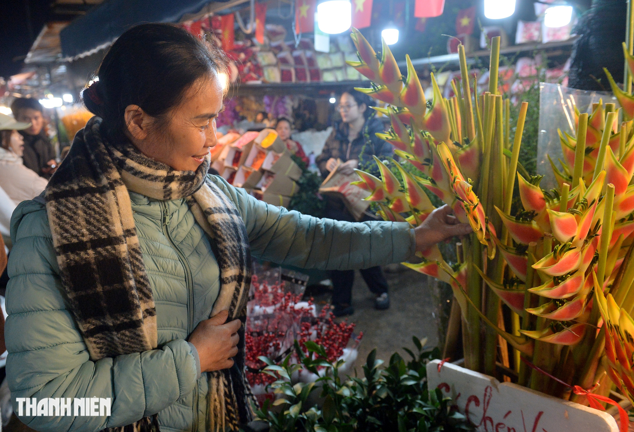 Hoa tươi tăng gi&aacute; gấp đ&ocirc;i, người d&acirc;n vẫn chen nhau mua tại chợ hoa lớn nhất H&agrave; Nội- Ảnh 2.