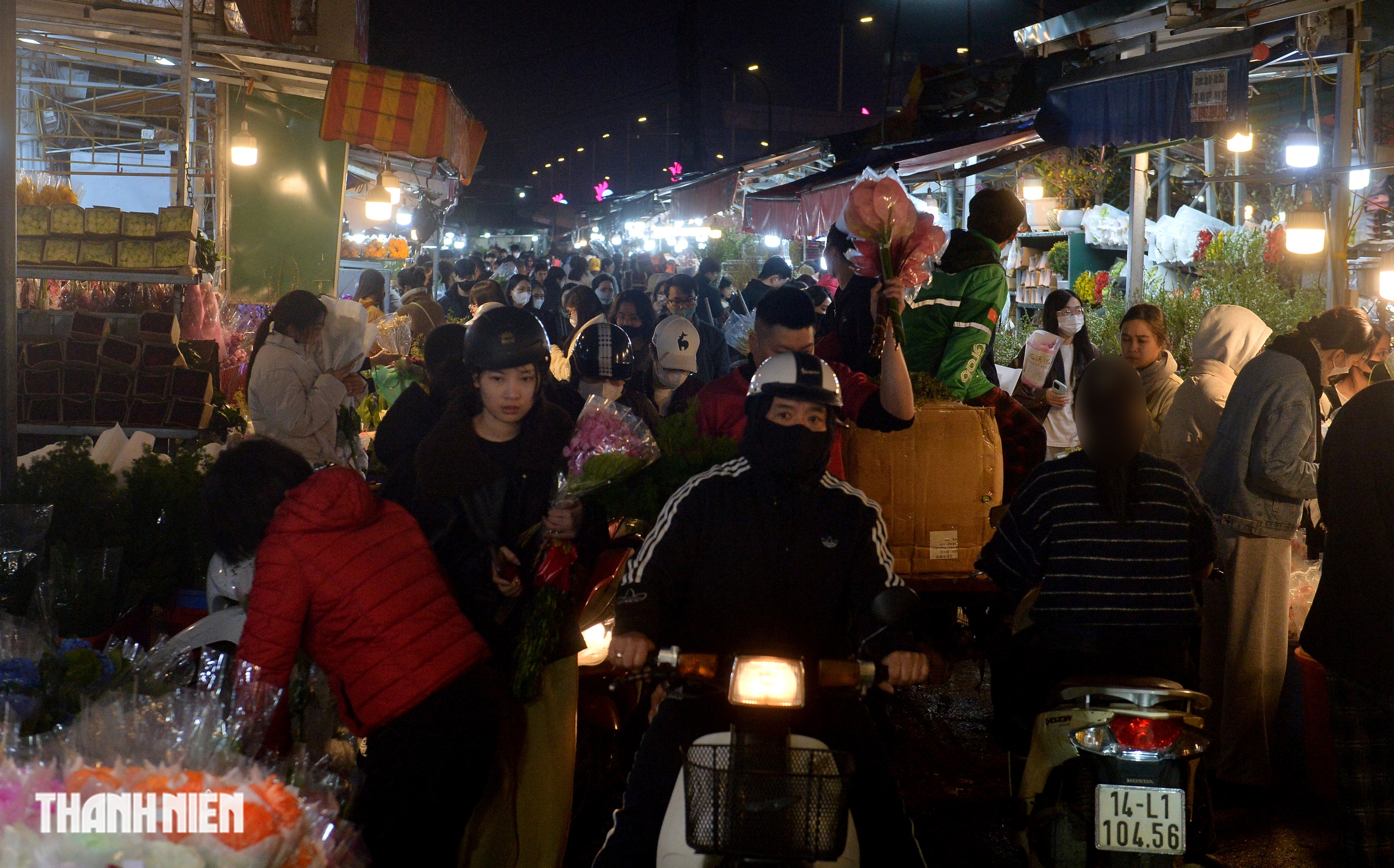 Hoa tươi tăng gi&aacute; gấp đ&ocirc;i, người d&acirc;n vẫn chen nhau mua tại chợ hoa lớn nhất H&agrave; Nội- Ảnh 1.