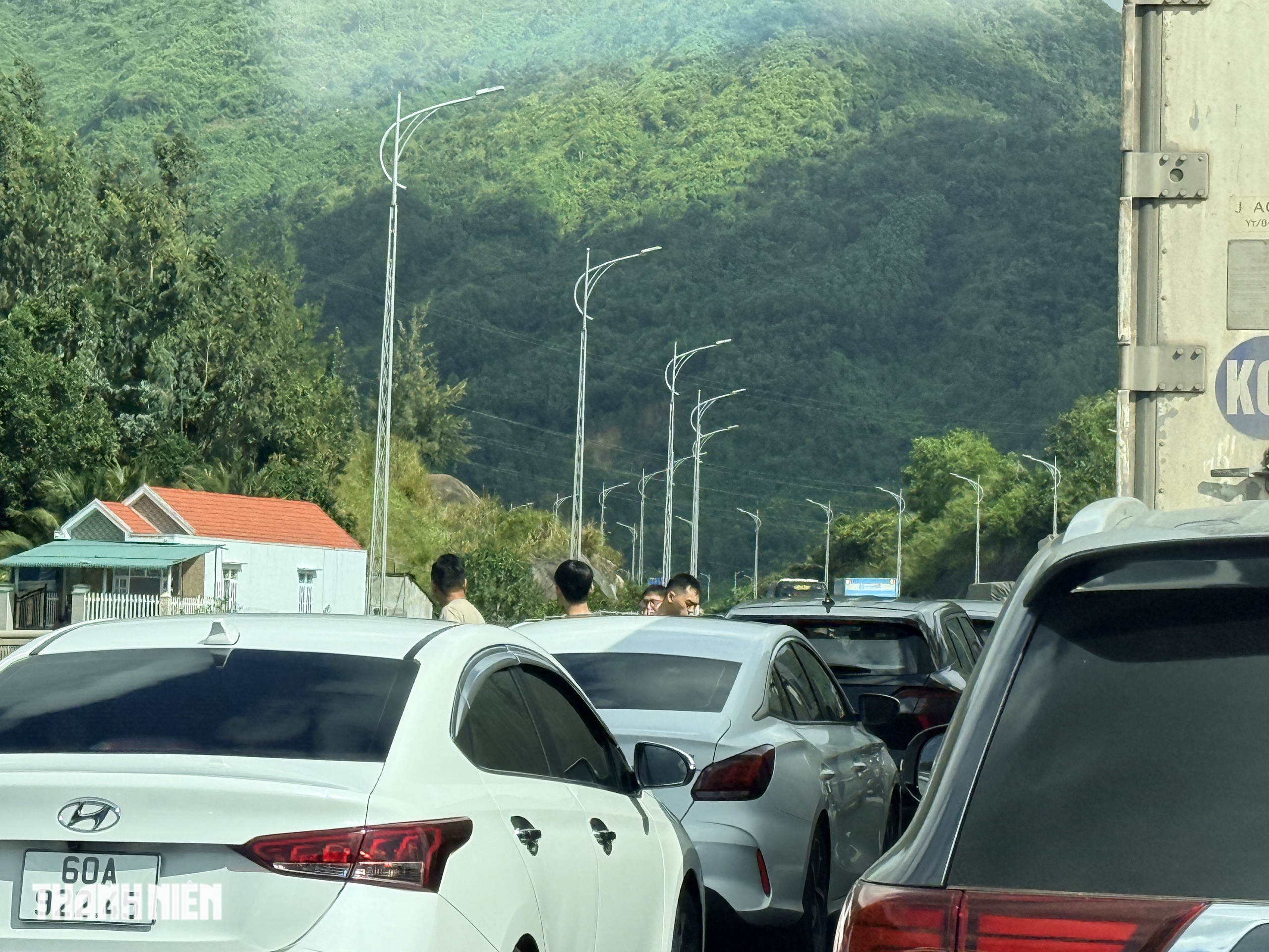 D&ograve;ng xe ch&ocirc;n ch&acirc;n tr&ecirc;n đường chờ v&agrave;o hầm Đ&egrave;o Cả - Ảnh 2.