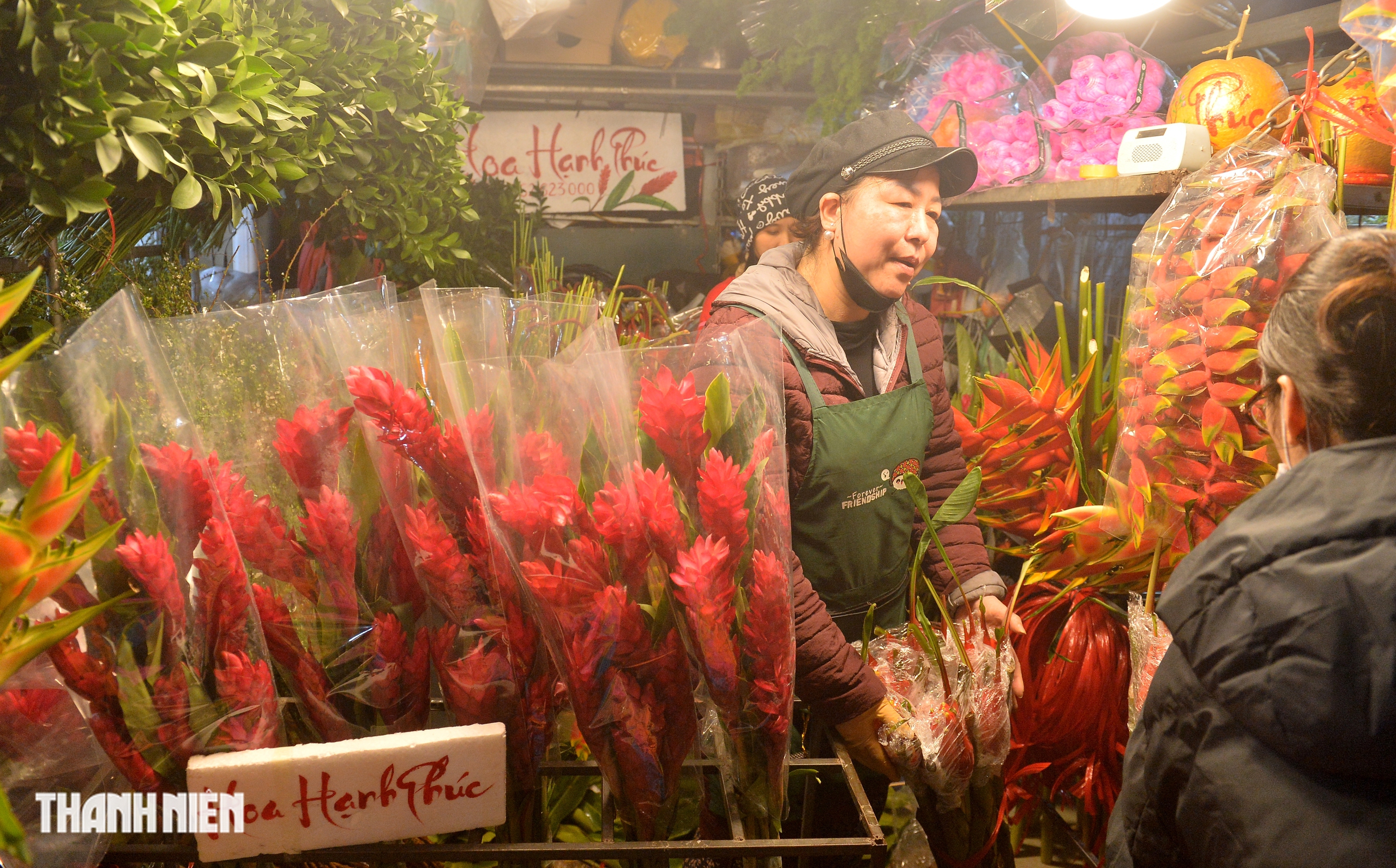 Hoa tươi tăng gi&aacute; gấp đ&ocirc;i, người d&acirc;n vẫn chen nhau mua tại chợ hoa lớn nhất H&agrave; Nội- Ảnh 4.