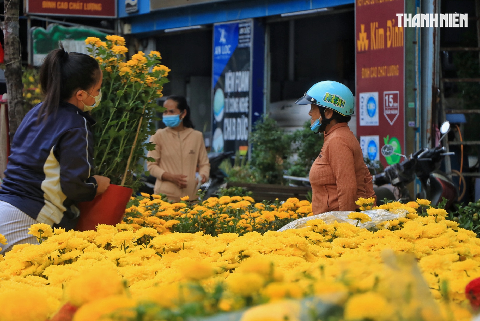 Bất ngờ hoa tết ở TP.HCM: Nh&agrave; vườn gặp kh&aacute;ch sộp liền&hellip; l&igrave; x&igrave; ngược lại kh&aacute;ch - Ảnh 11.