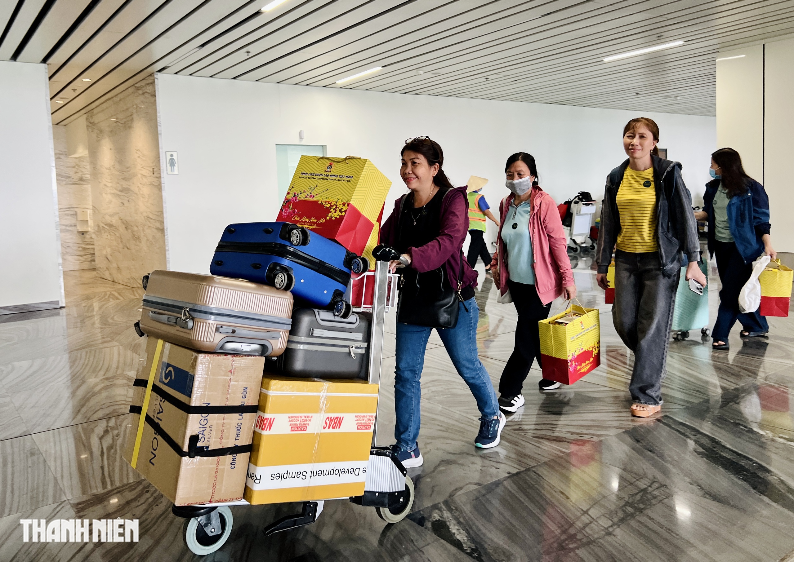 Cảnh x&uacute;c động trước giờ l&ecirc;n chuyến bay miễn ph&iacute; về qu&ecirc; ăn tết 2026- Ảnh 6.