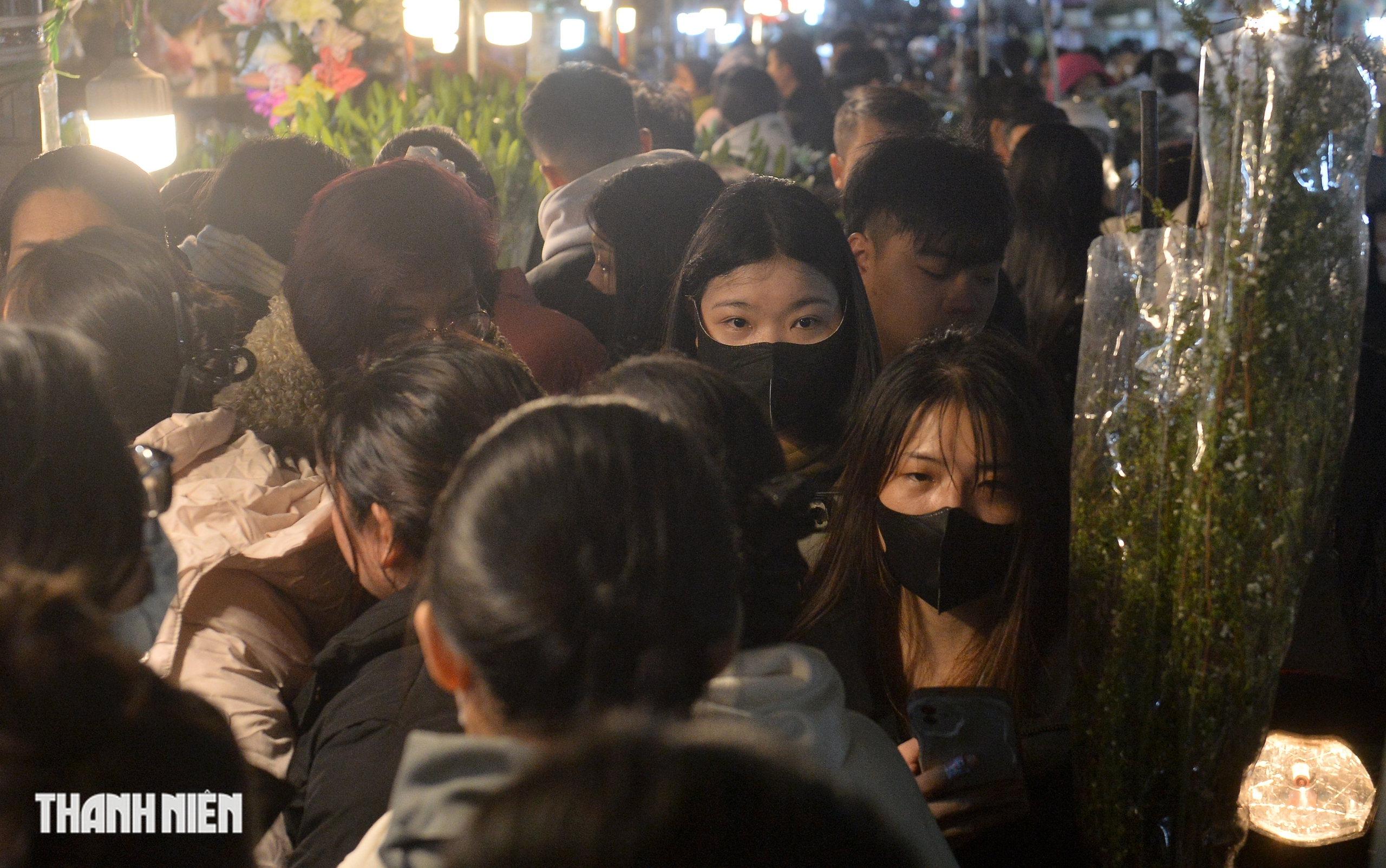 Hoa tươi tăng gi&aacute; gấp đ&ocirc;i, người d&acirc;n vẫn chen nhau mua tại chợ hoa lớn nhất H&agrave; Nội- Ảnh 6.