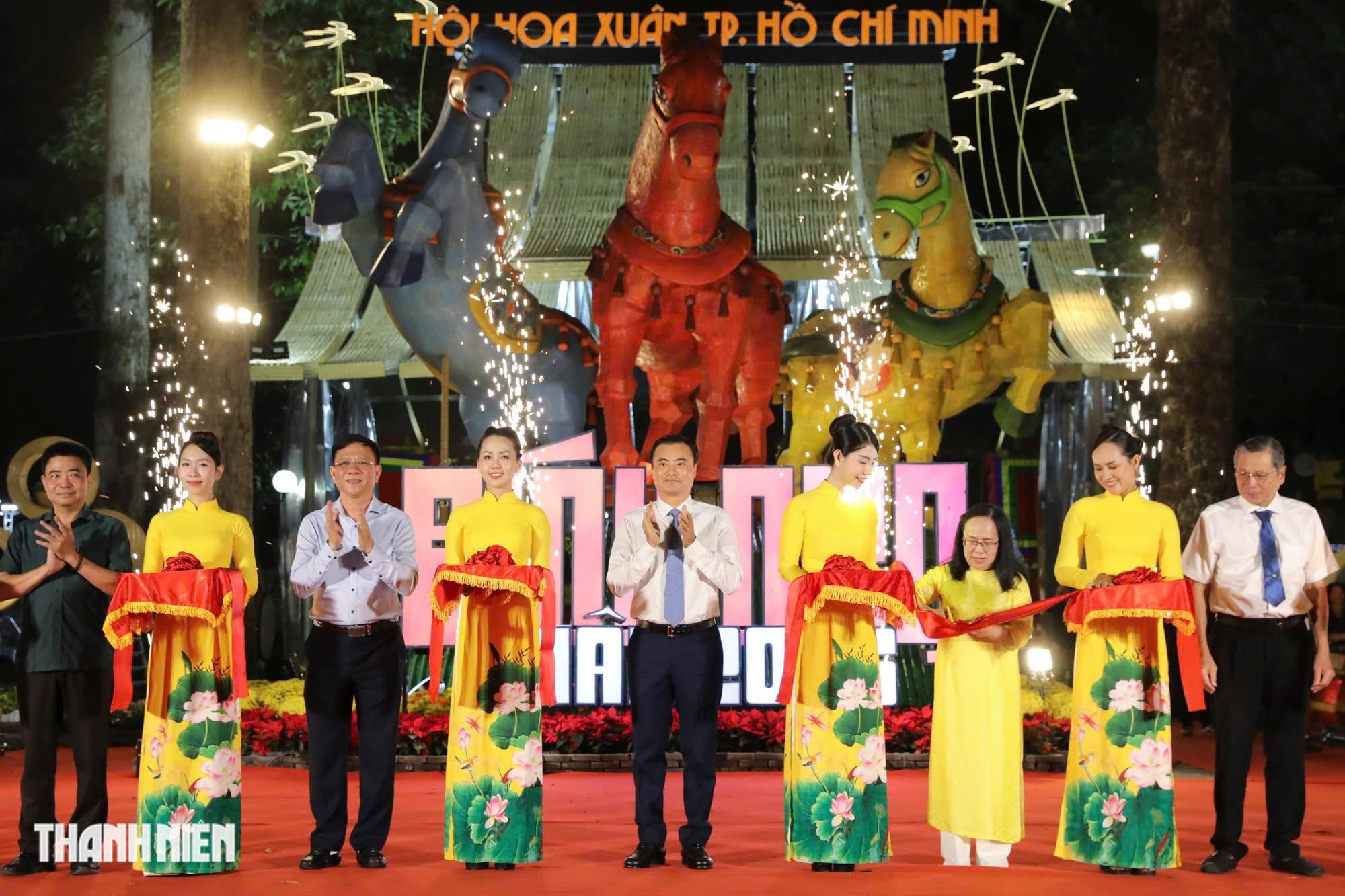 Những ch&uacute; ngựa đua ở L&acirc;m Đồng diễu h&agrave;nh trong đ&ecirc;m khai mạc Hội hoa xu&acirc;n TP.HCM - Ảnh 2.