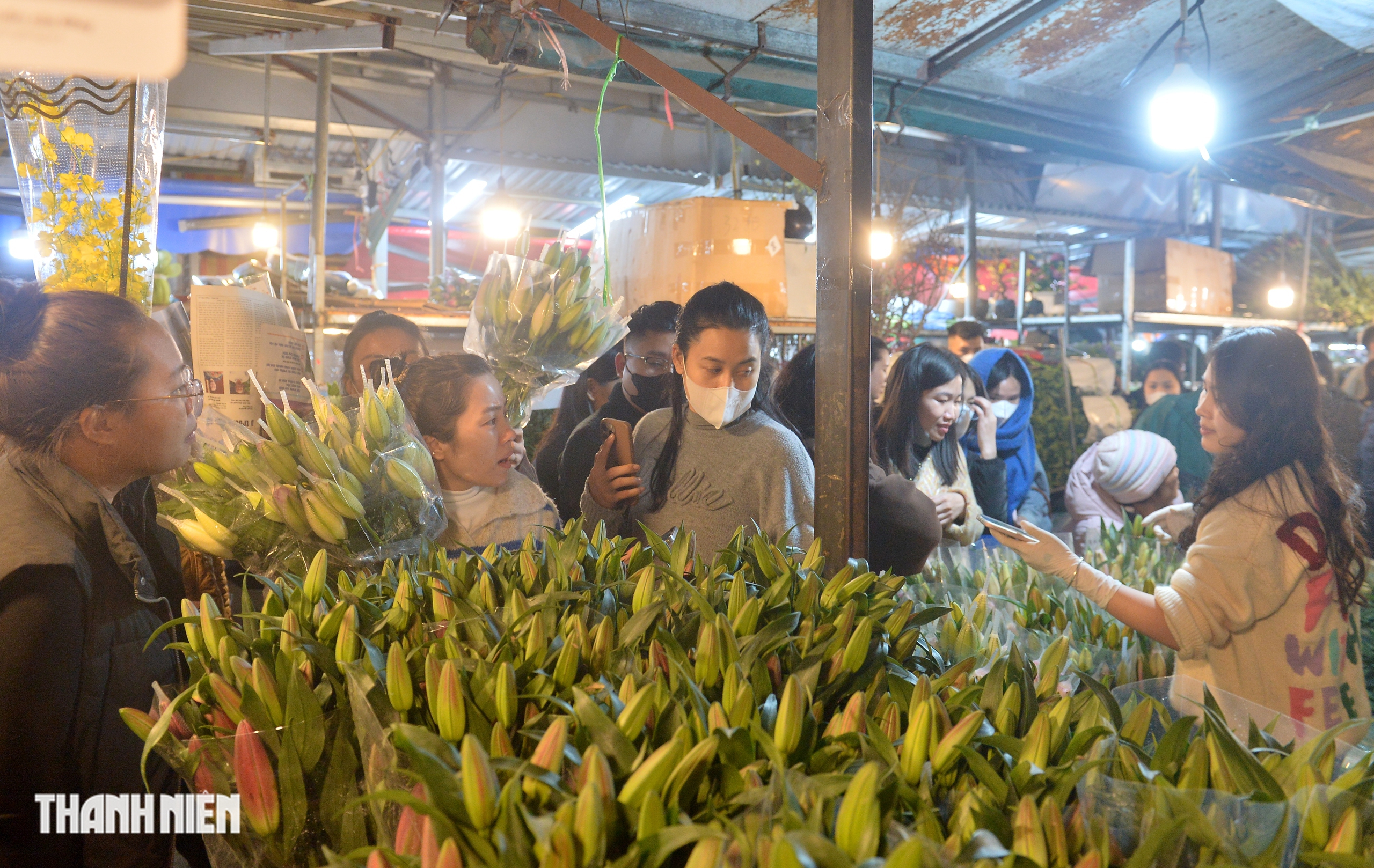 Hoa tươi tăng gi&aacute; gấp đ&ocirc;i, người d&acirc;n vẫn chen nhau mua tại chợ hoa lớn nhất H&agrave; Nội- Ảnh 8.
