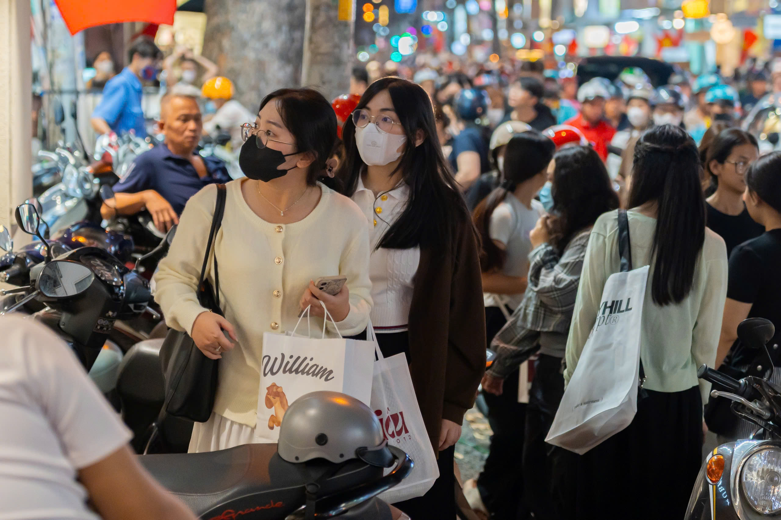 21 giờ, phố thời trang TP.HCM 'vỡ trận' v&igrave; người d&acirc;n sắm tết - Ảnh 2.