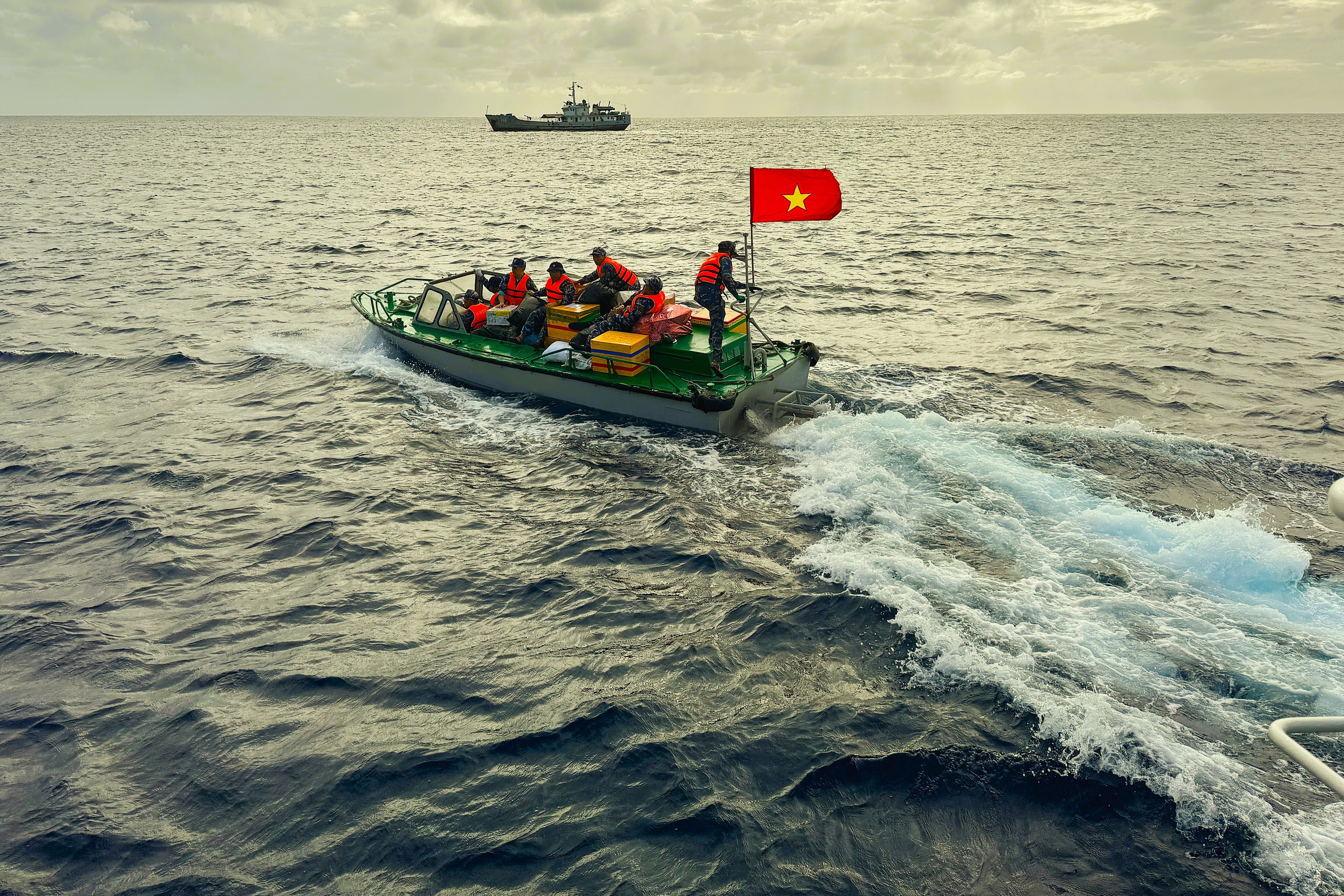 Tết ở Trường Sa - Kỳ 8: Vui xu&acirc;n kh&ocirc;ng qu&ecirc;n nhiệm vụ- Ảnh 9.