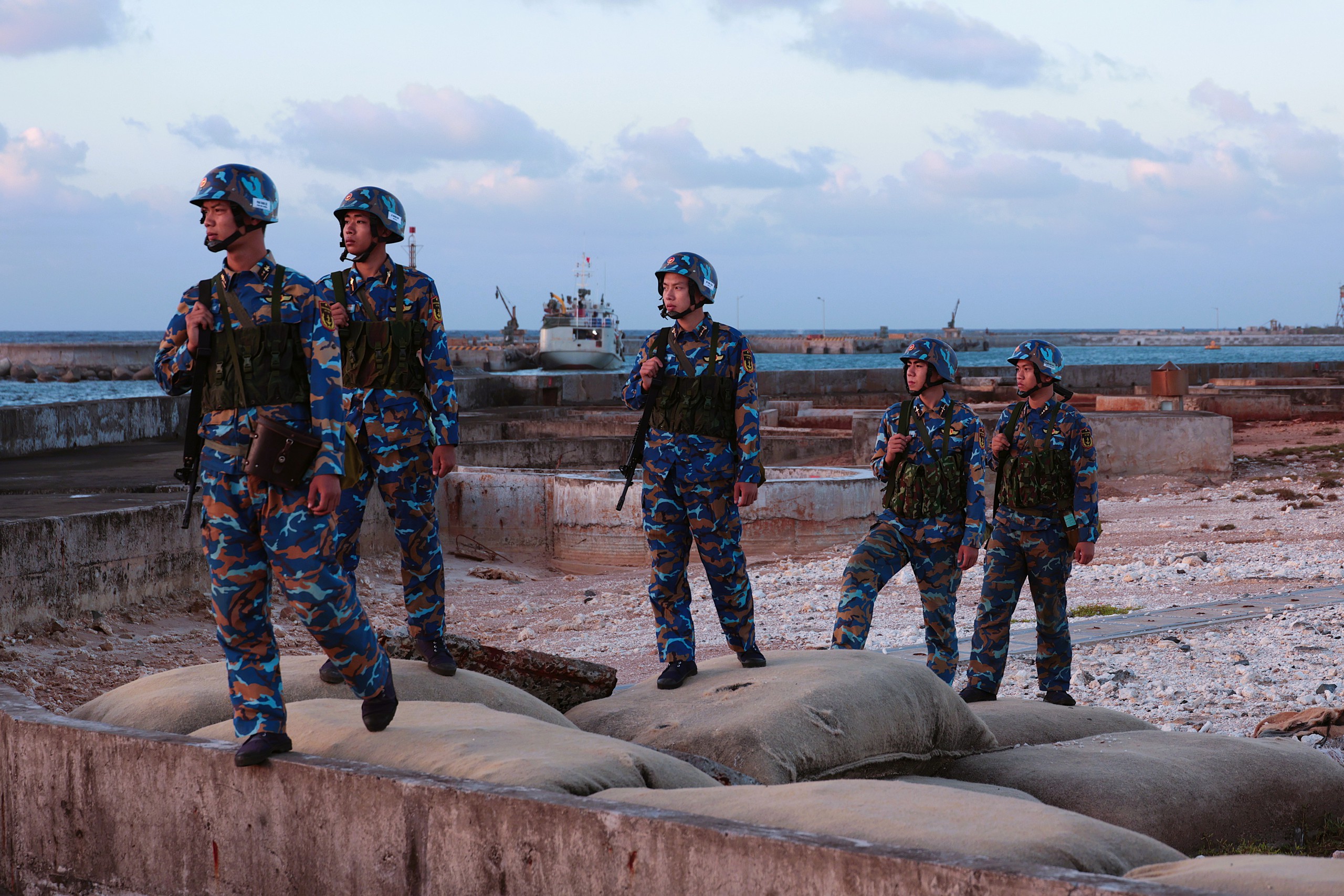 Tết ở Trường Sa - Kỳ 8: Vui xu&acirc;n kh&ocirc;ng qu&ecirc;n nhiệm vụ- Ảnh 4.