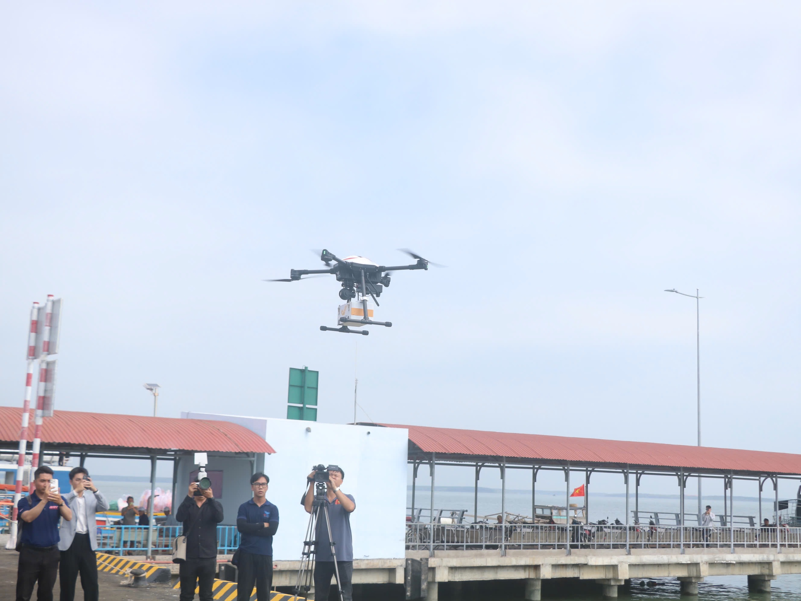 TP.HCM lần đầu tiên giao hàng vượt biển bằng thiết bị bay không người lái - Ảnh 1.