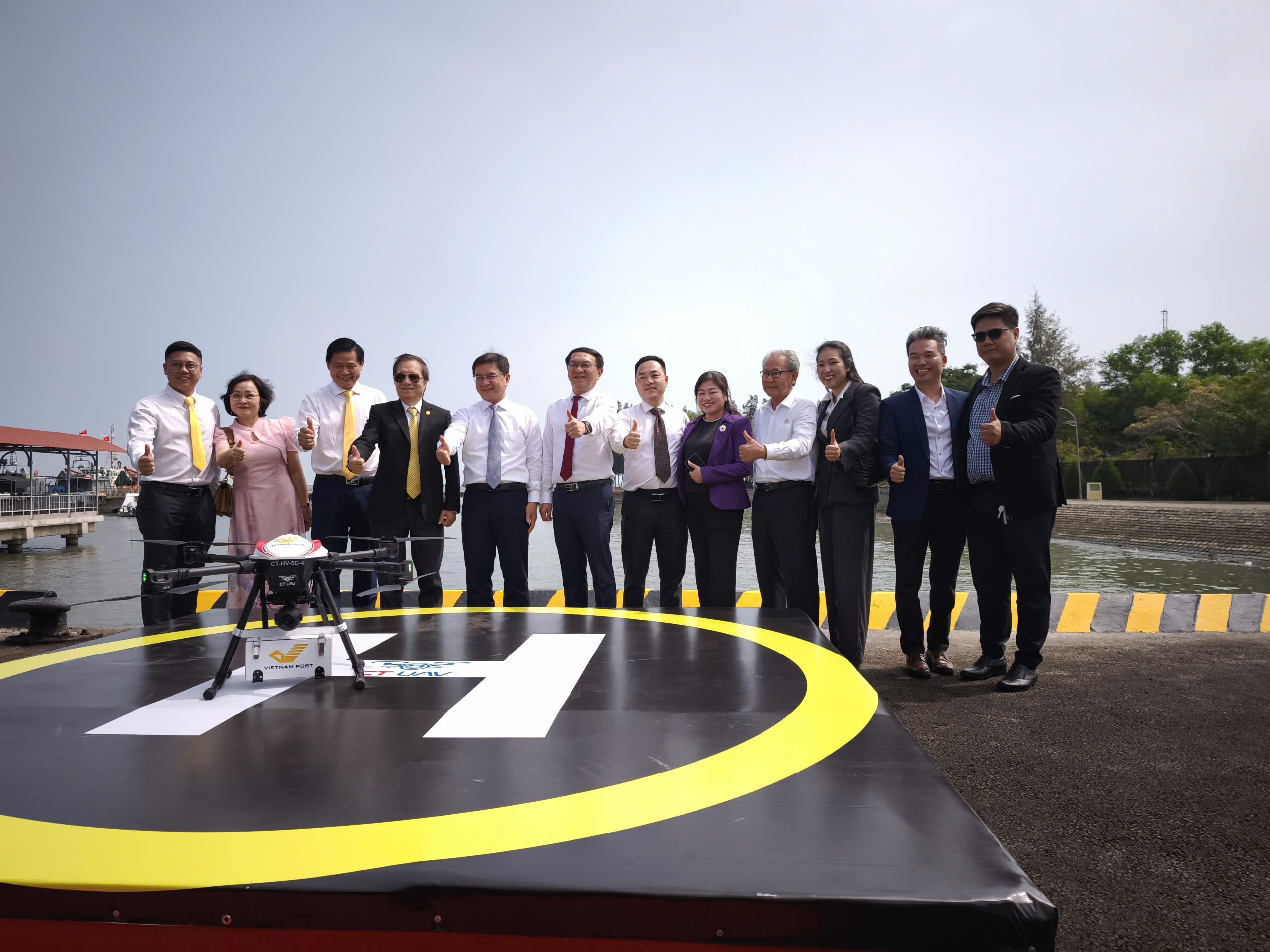 TP.HCM lần đầu tiên giao hàng vượt biển bằng thiết bị bay không người lái - Ảnh 2.