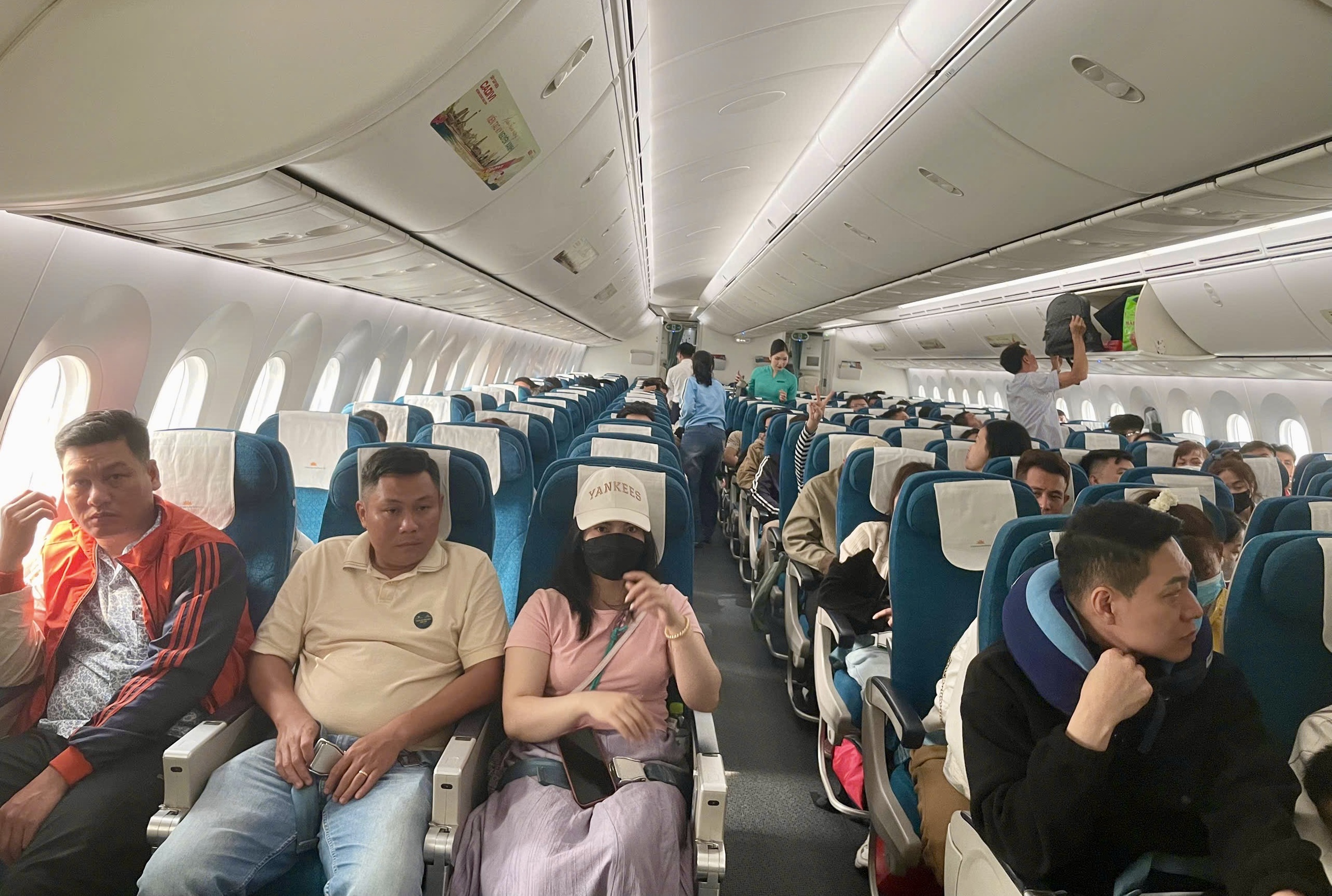 Cảnh x&uacute;c động trước giờ l&ecirc;n chuyến bay miễn ph&iacute; về qu&ecirc; ăn tết 2026- Ảnh 11.