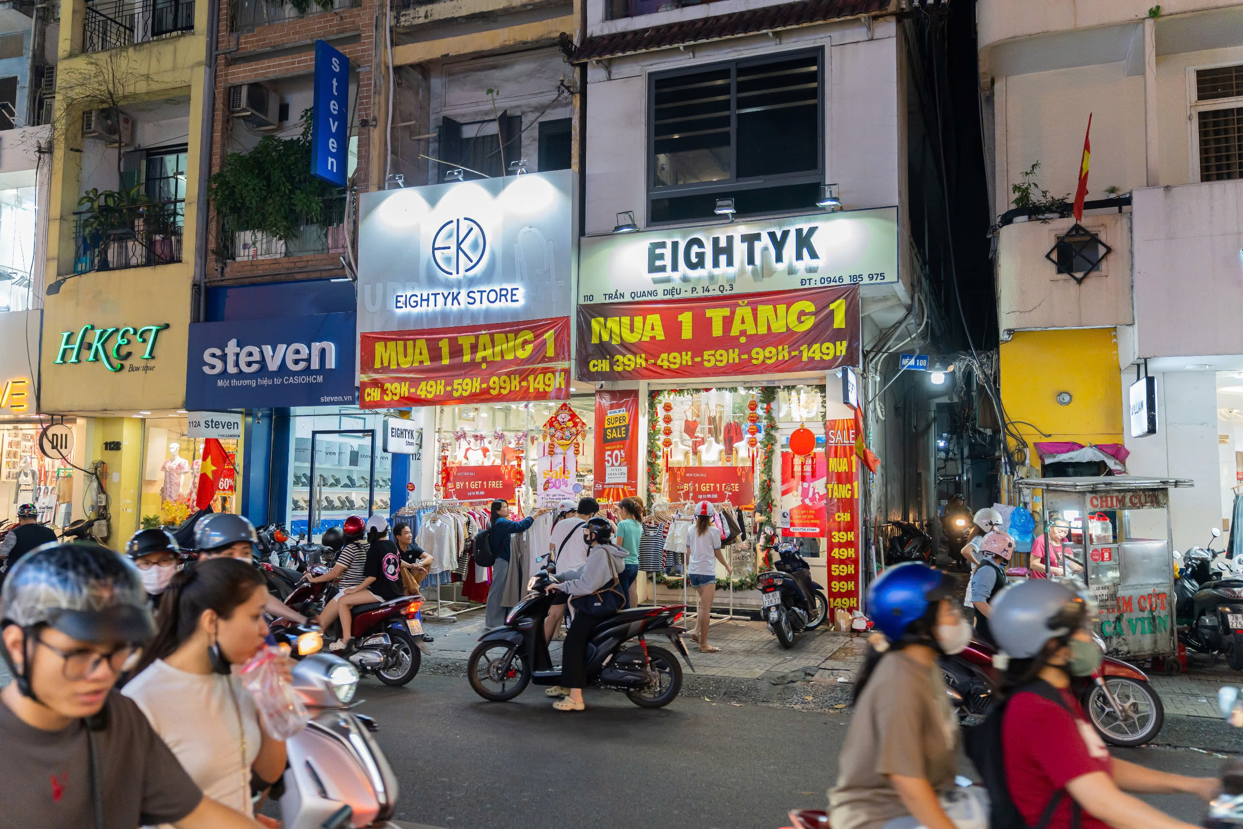 21 giờ, phố thời trang TP.HCM 'vỡ trận' vì người dân sắm tết - Ảnh 8.