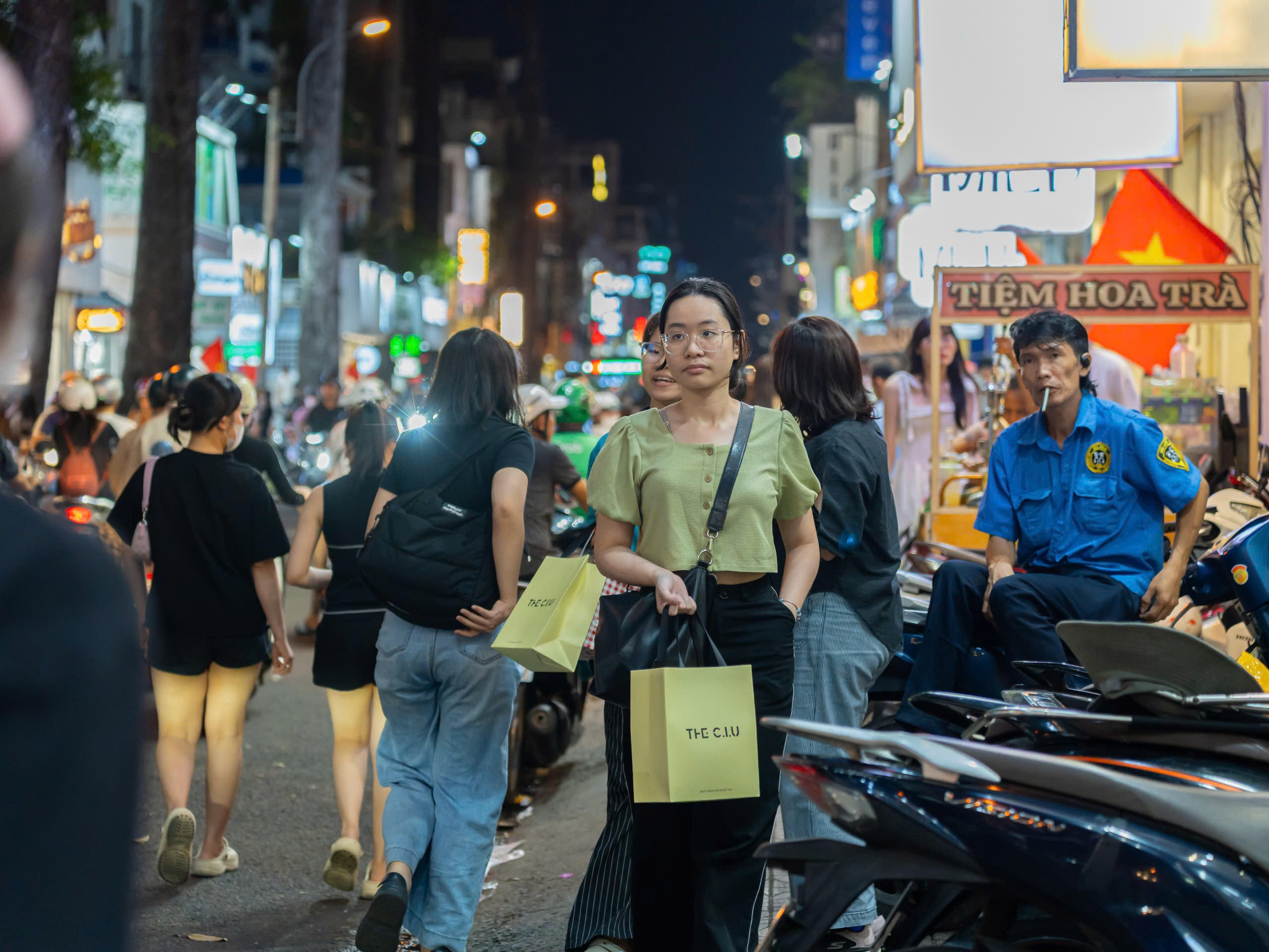 21 giờ, phố thời trang TP.HCM 'vỡ trận' vì người dân sắm tết - Ảnh 9.