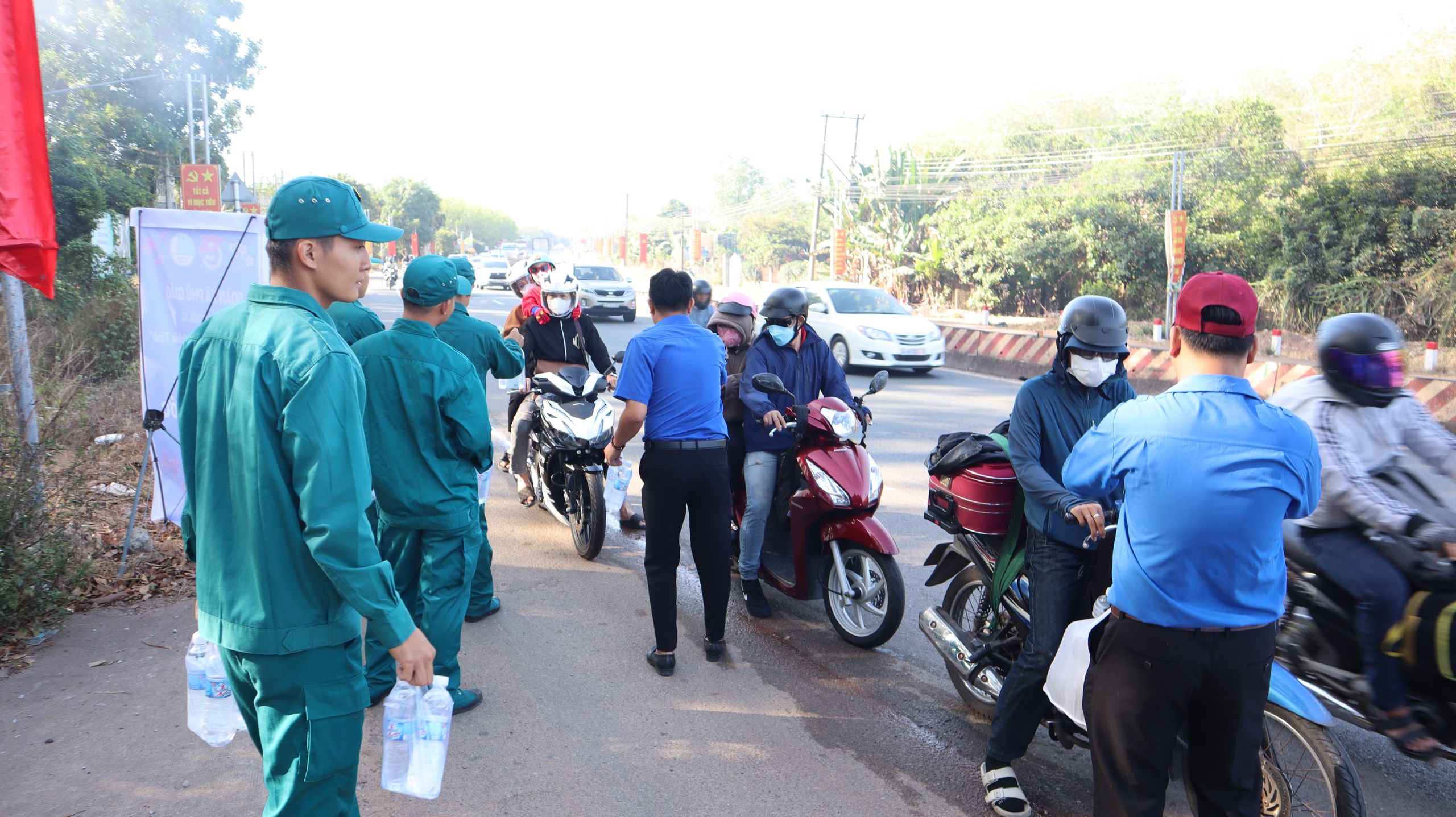 Tiếp sức hàng ngàn chai nước, bánh cho người dân trên đường về quê đón tết- Ảnh 5.