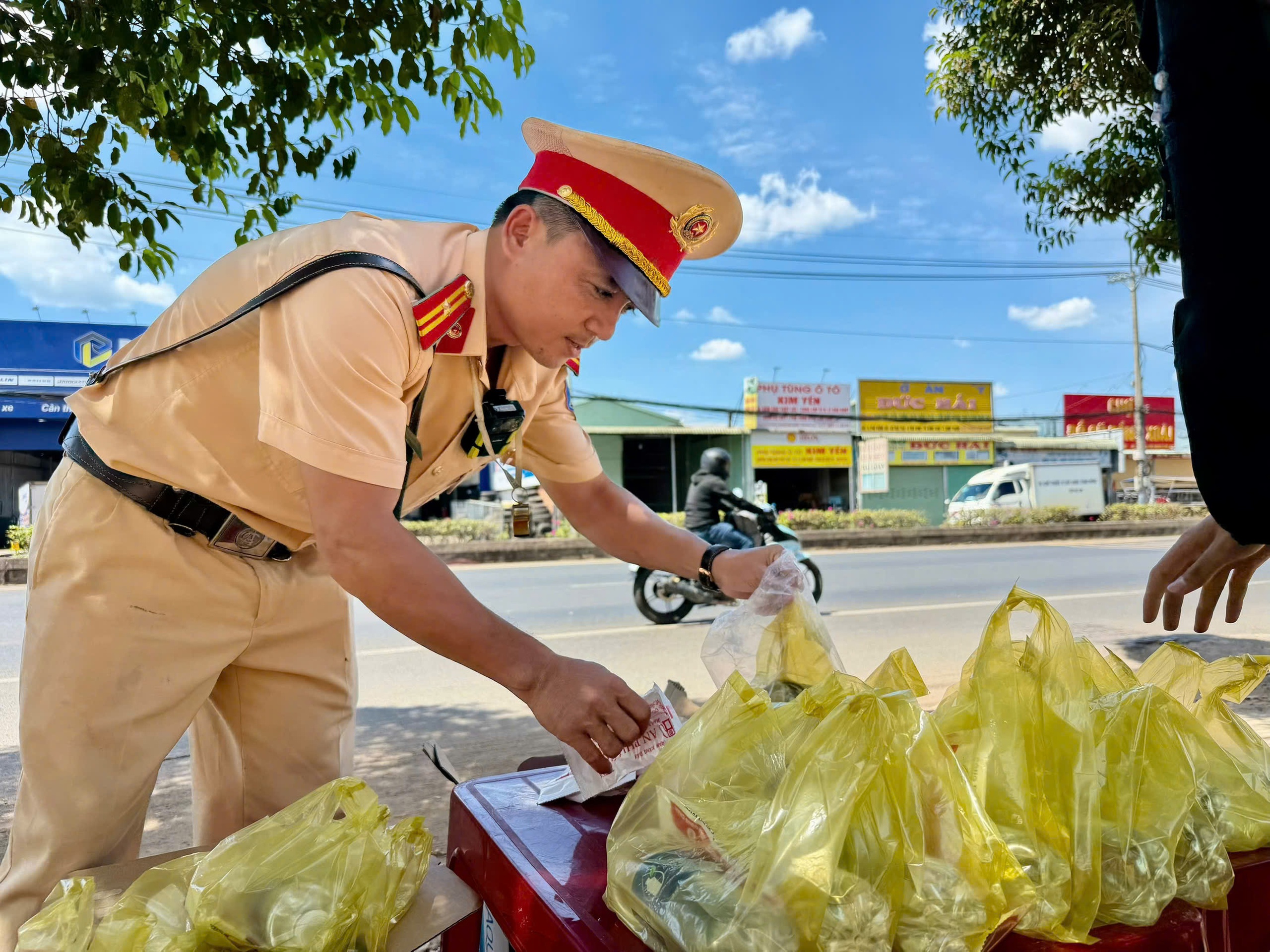 Tiếp sức hàng ngàn chai nước, bánh cho người dân trên đường về quê đón tết- Ảnh 7.