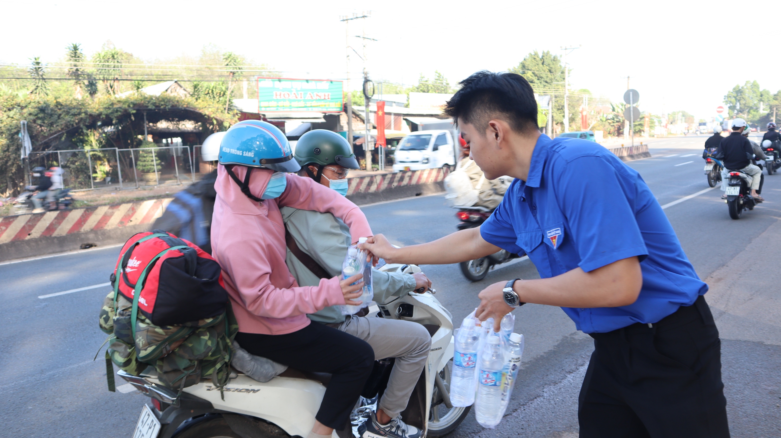 Tiếp sức hàng ngàn chai nước, bánh cho người dân trên đường về quê đón tết- Ảnh 3.