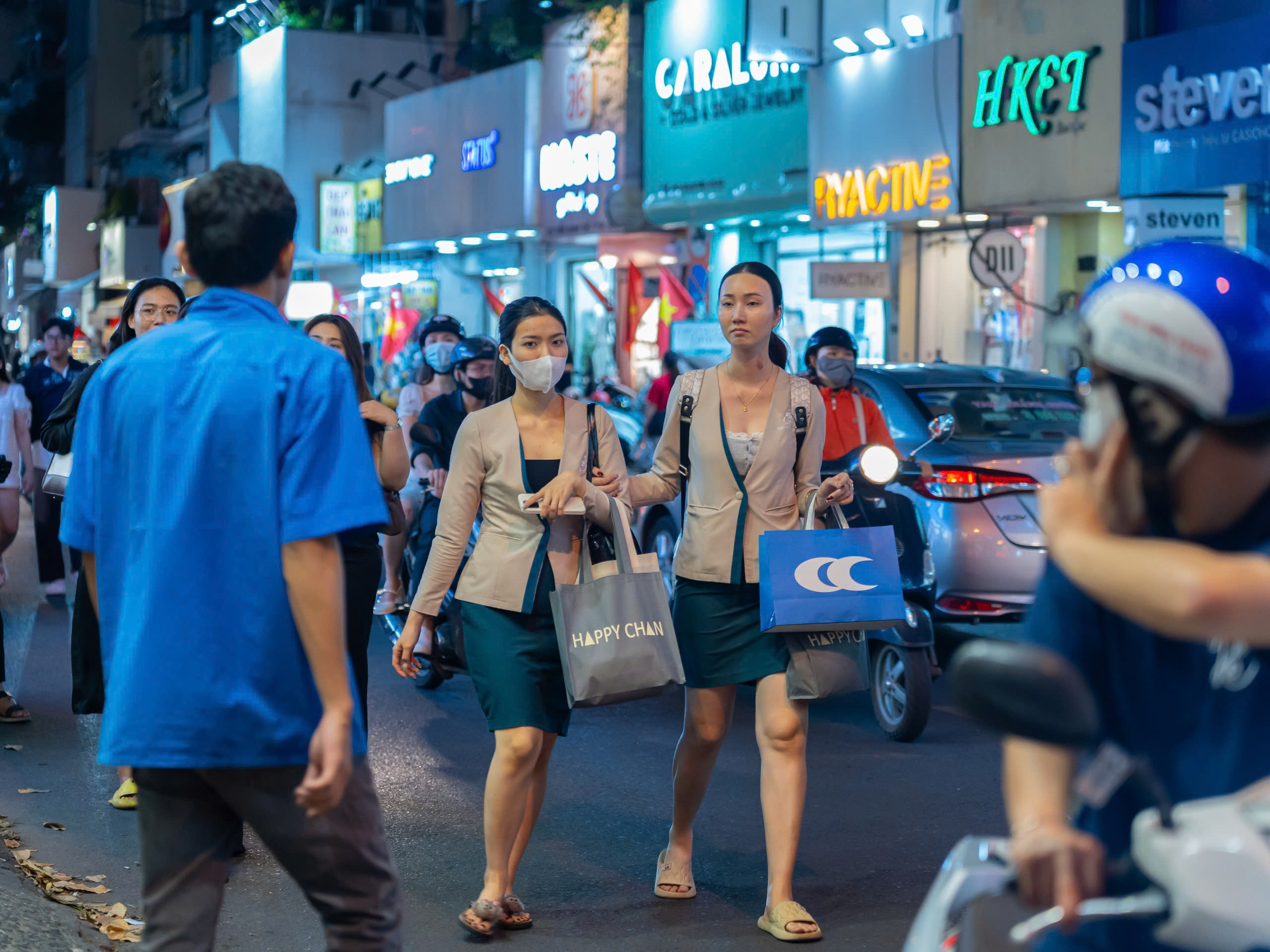 21 giờ, phố thời trang TP.HCM 'vỡ trận' v&igrave; người d&acirc;n sắm tết - Ảnh 4.