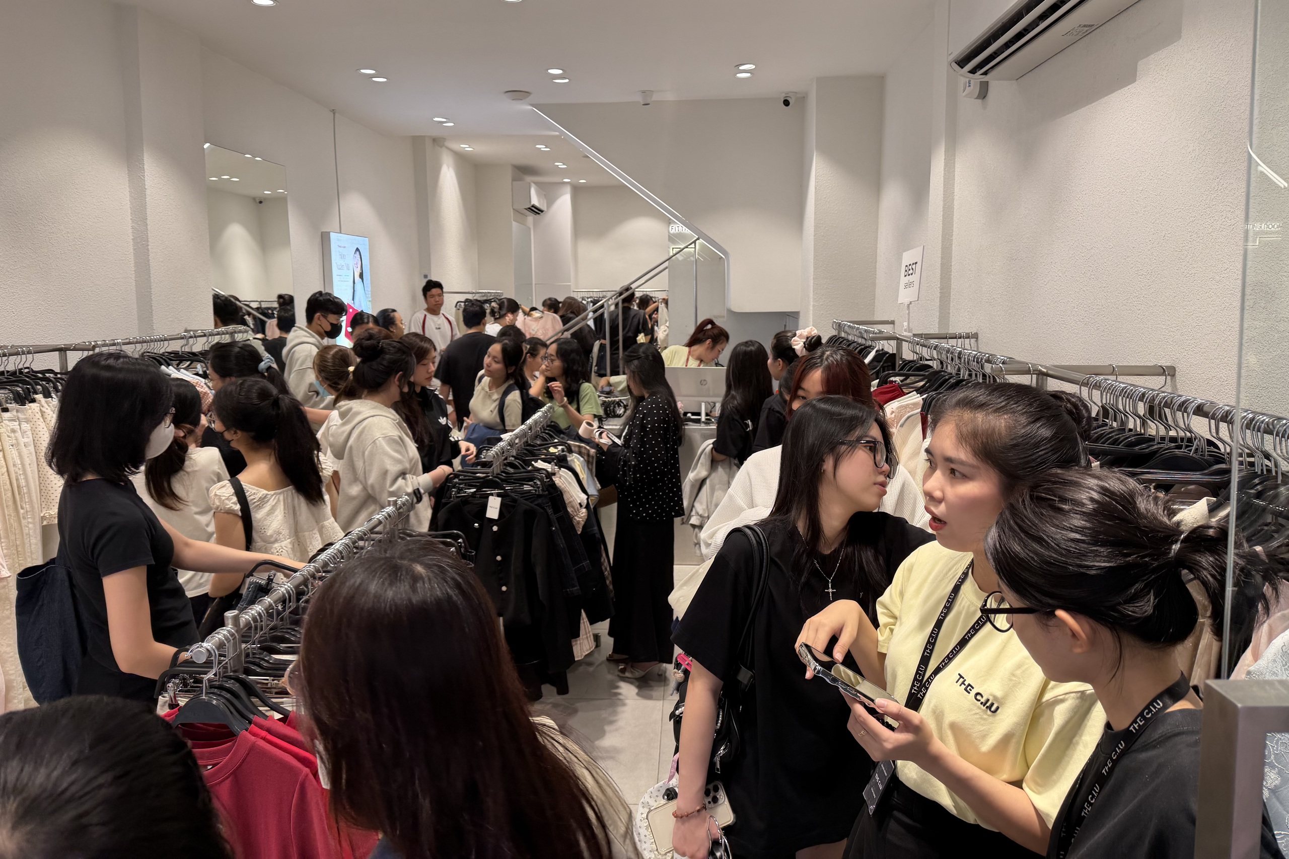 21 giờ, phố thời trang TP.HCM 'vỡ trận' v&igrave; người d&acirc;n sắm tết - Ảnh 11.