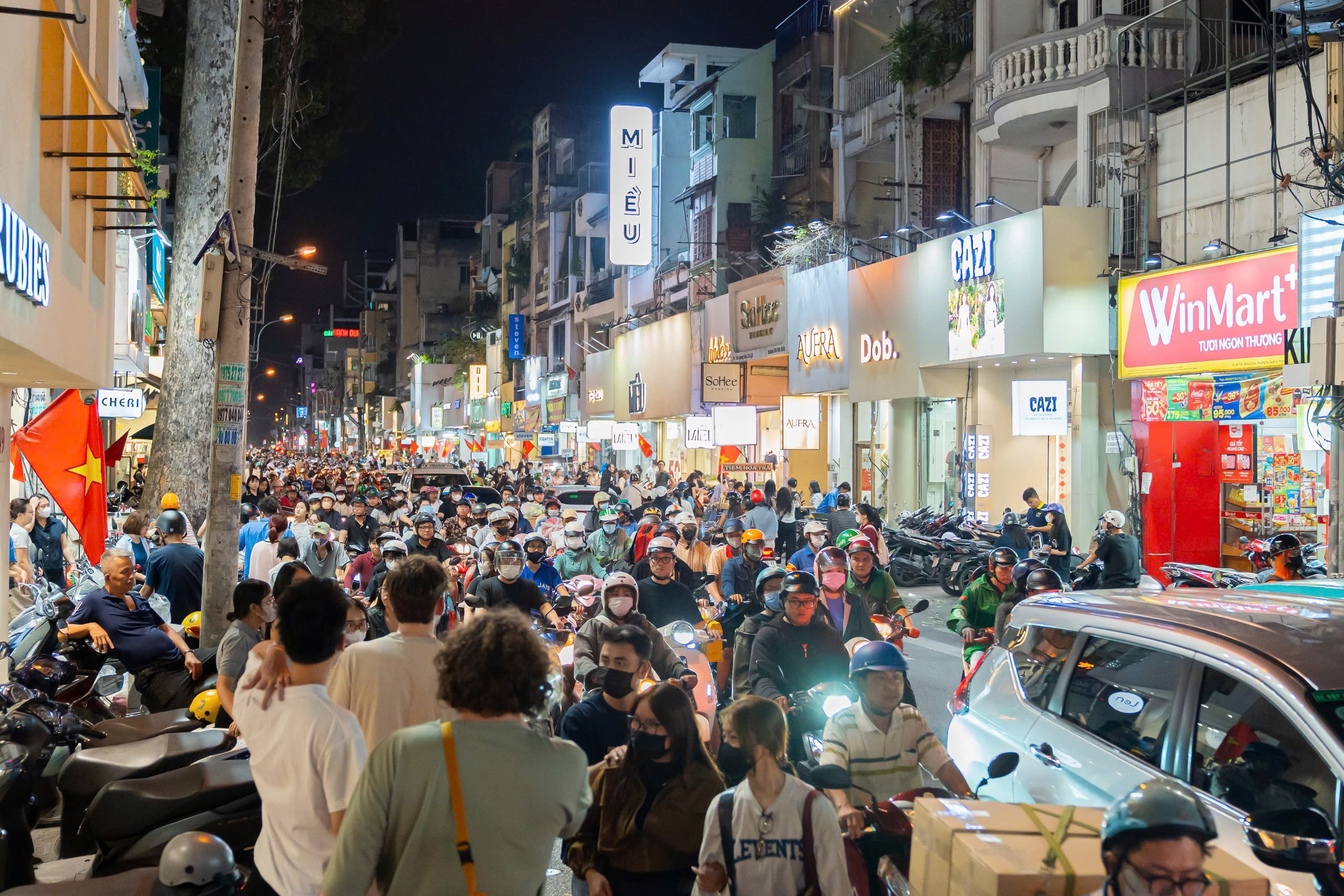 21 giờ, phố thời trang TP.HCM 'vỡ trận' v&igrave; người d&acirc;n sắm tết - Ảnh 1.