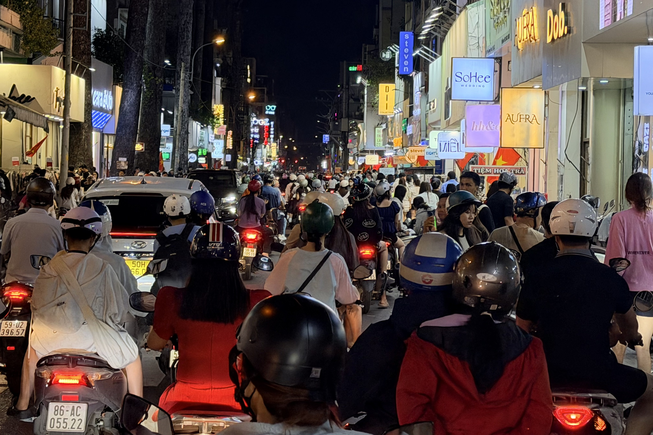 21 giờ, phố thời trang TP.HCM 'vỡ trận' v&igrave; người d&acirc;n sắm tết - Ảnh 6.