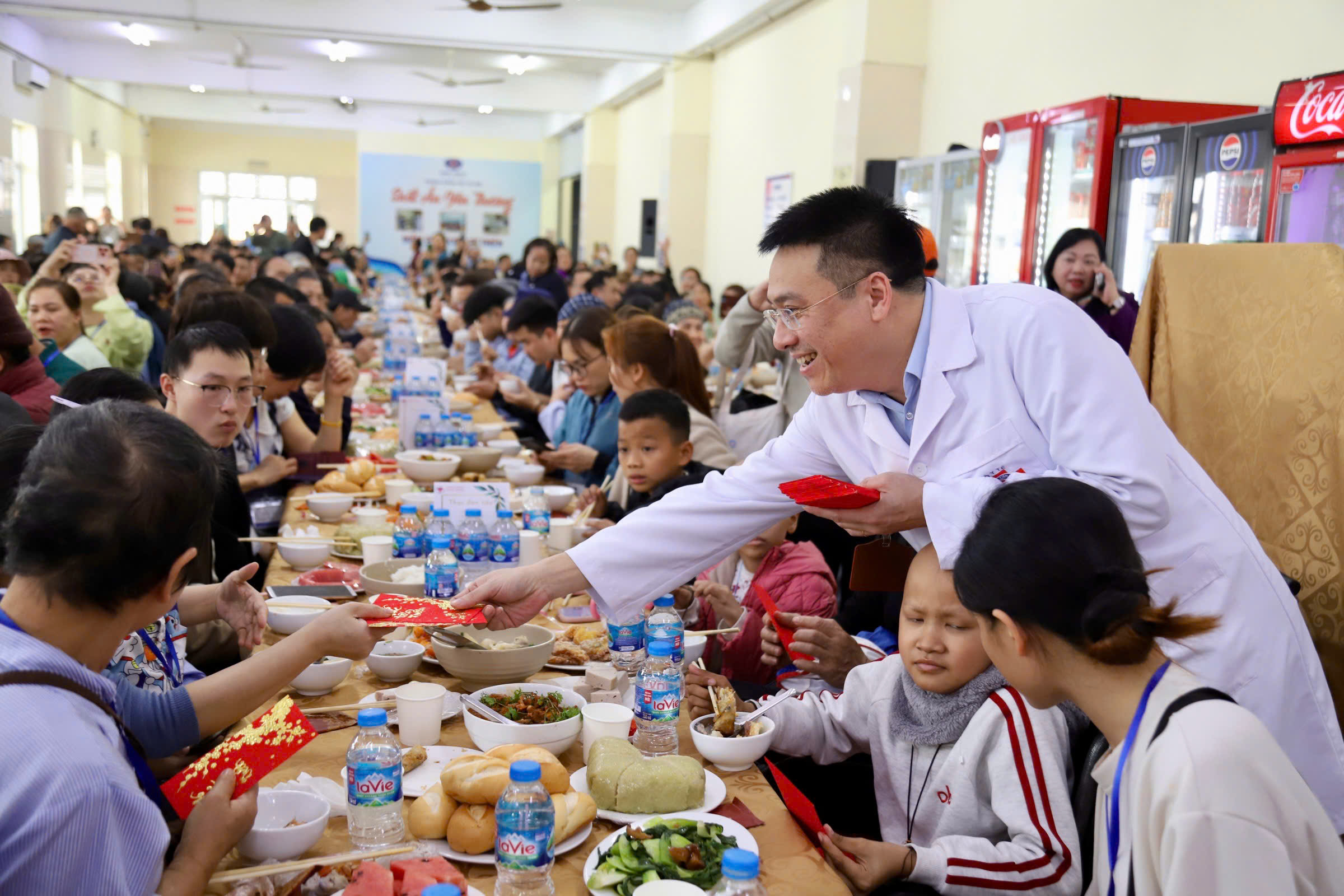 Cơm tất niên và chuyến xe yêu thương dành tặng người bệnh ung thư- Ảnh 1.