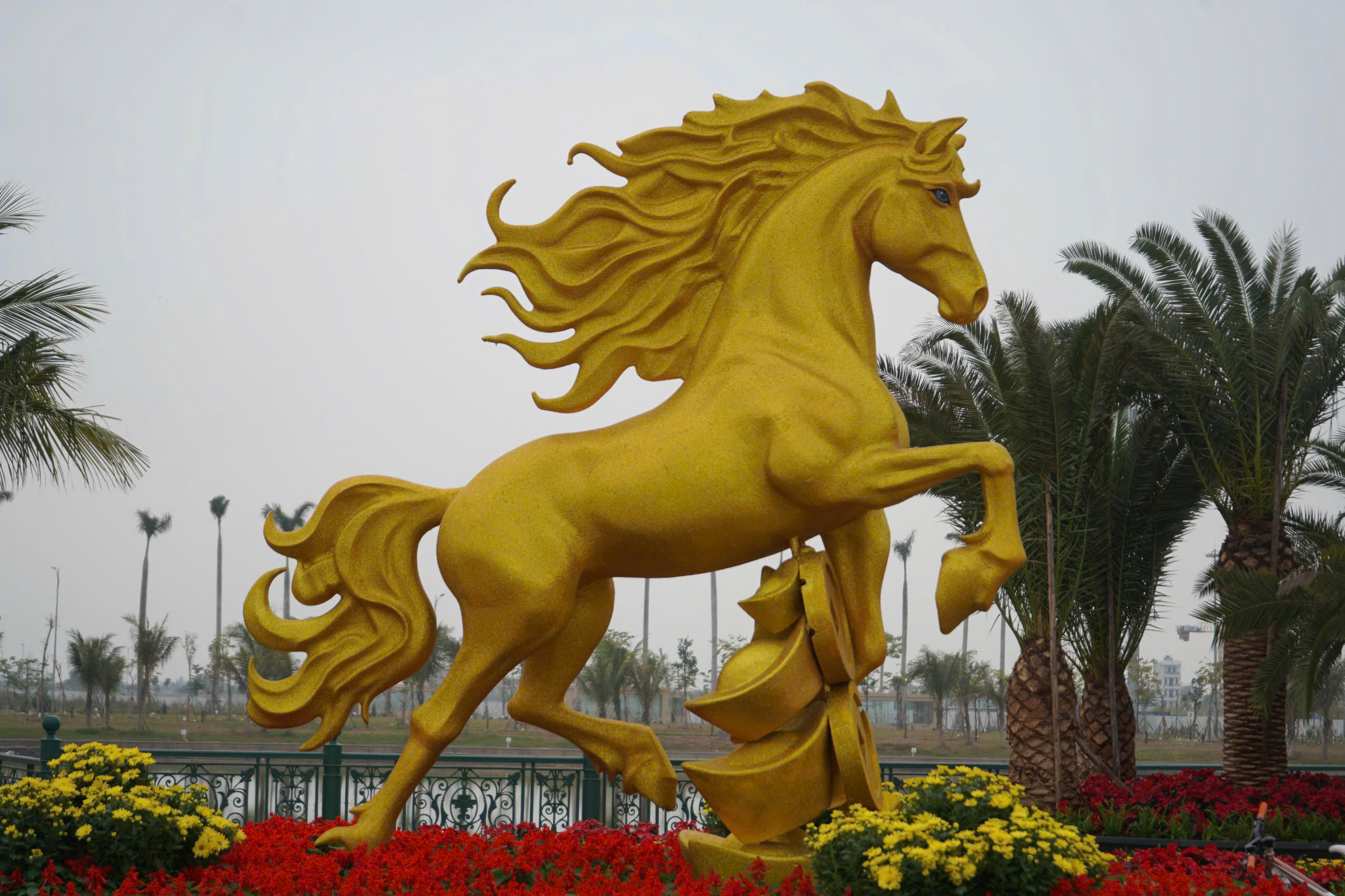 Linh vật ngựa g&acirc;y sốt ở th&agrave;nh phố Cảng- Ảnh 2.