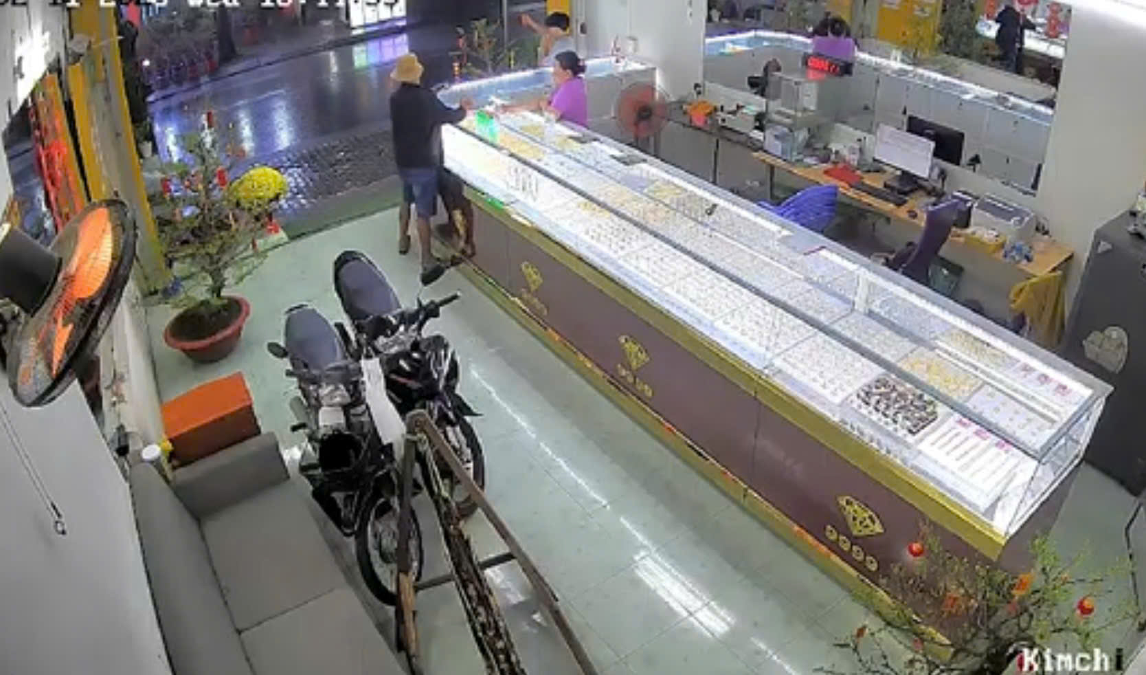 5 giờ Công an TP.HCM truy bắt nghi phạm cướp giật tiệm vàng - Ảnh 3.