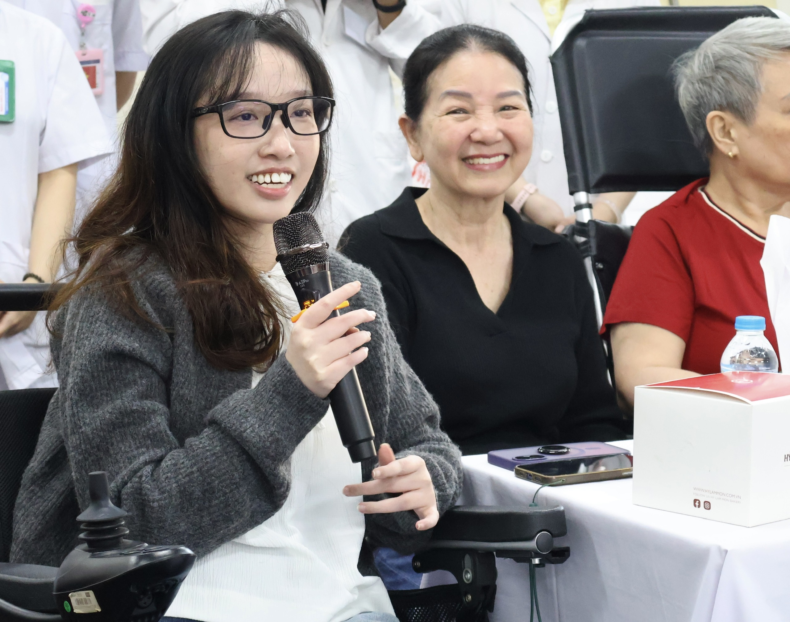 Tiệc tất ni&ecirc;n đặc biệt ở Bệnh viện Chợ Rẫy: Khoảnh khắc khiến bệnh nh&acirc;n nghẹn ng&agrave;o - Ảnh 12.