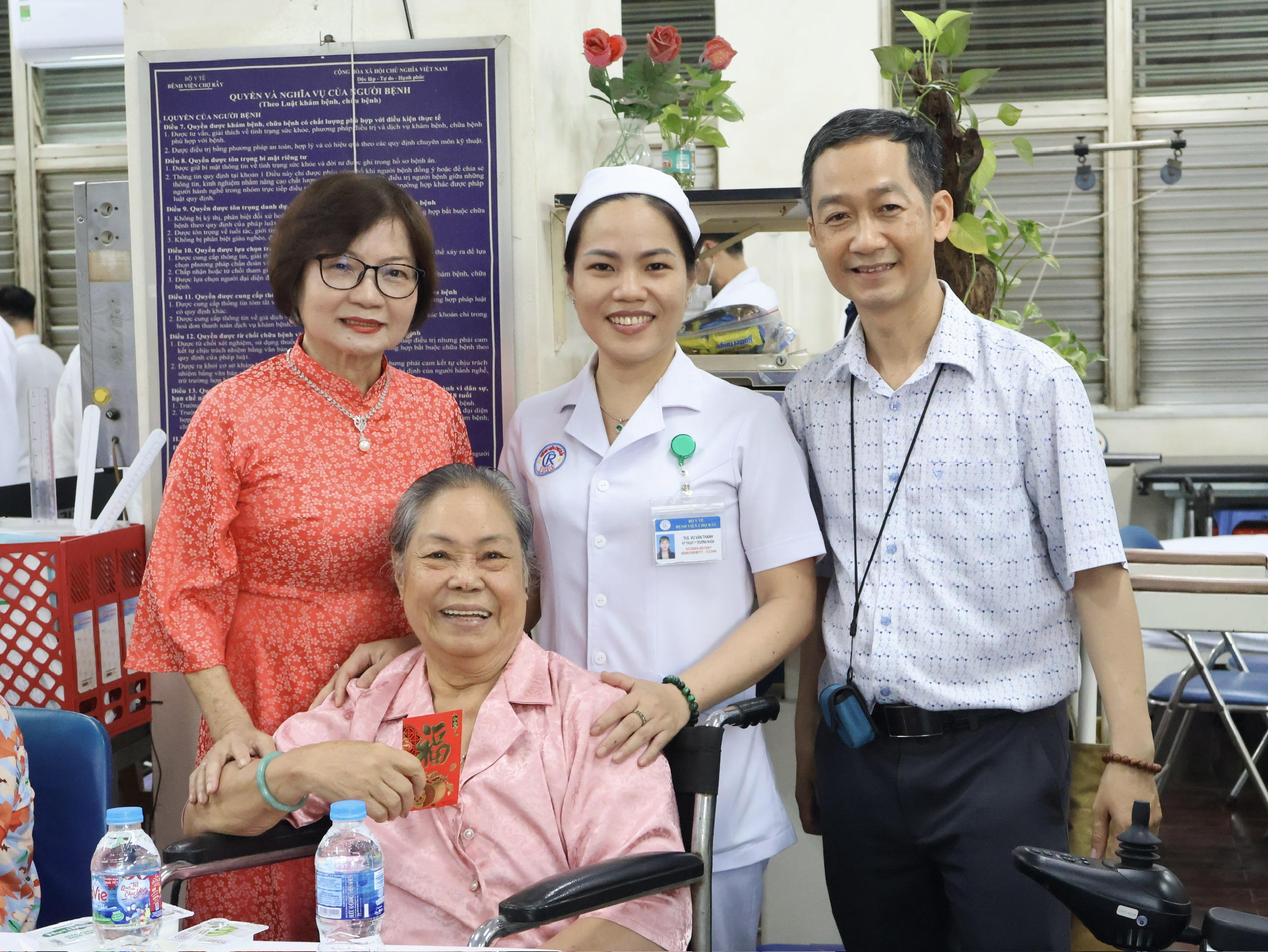 Tiệc tất ni&ecirc;n đặc biệt ở Bệnh viện Chợ Rẫy: Khoảnh khắc khiến bệnh nh&acirc;n nghẹn ng&agrave;o - Ảnh 6.