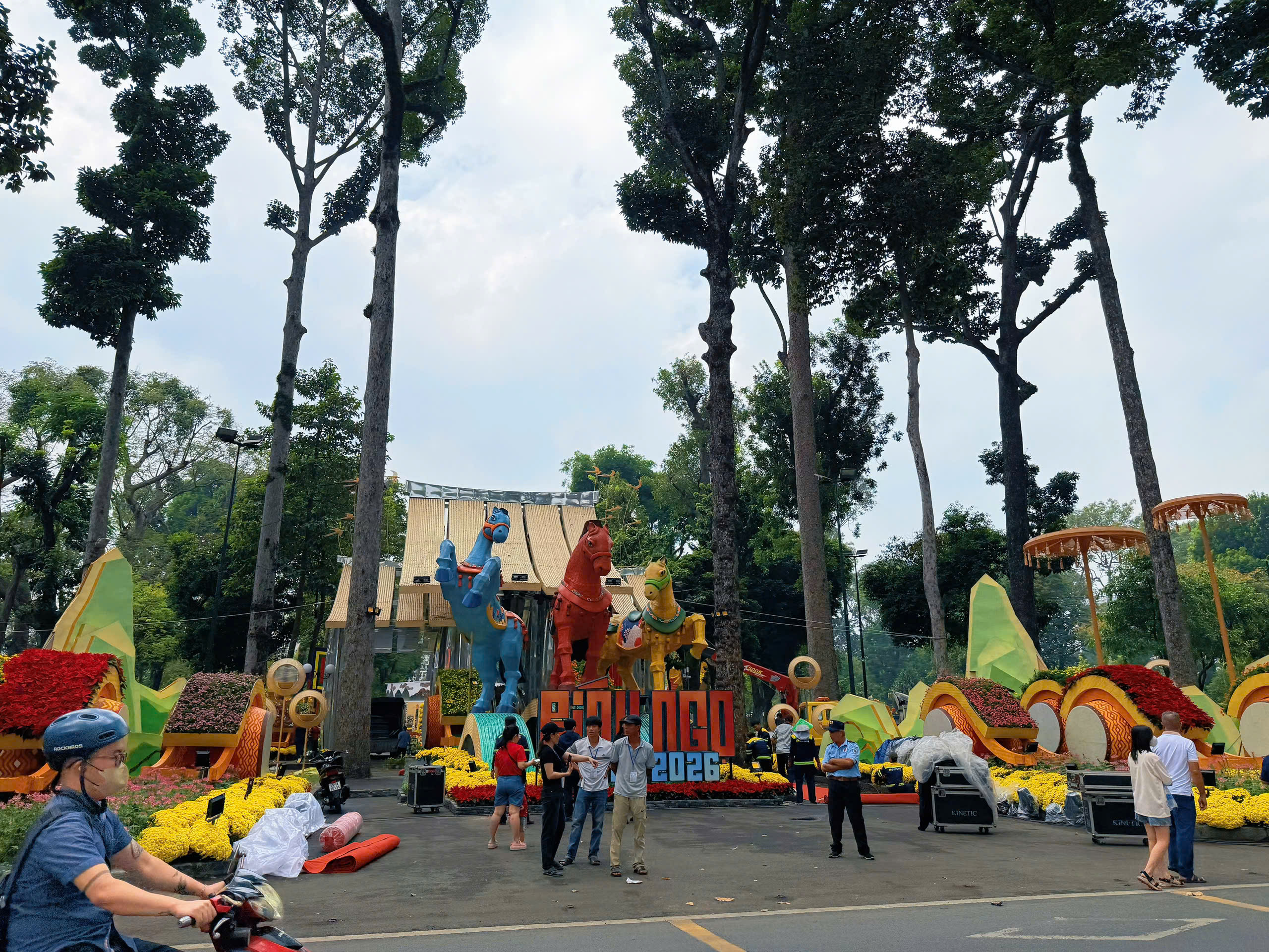 Hội hoa xuân Tao Đàn 46 khai mạc, rực rỡ sắc Ngọ giữa lòng TP.HCM- Ảnh 1.